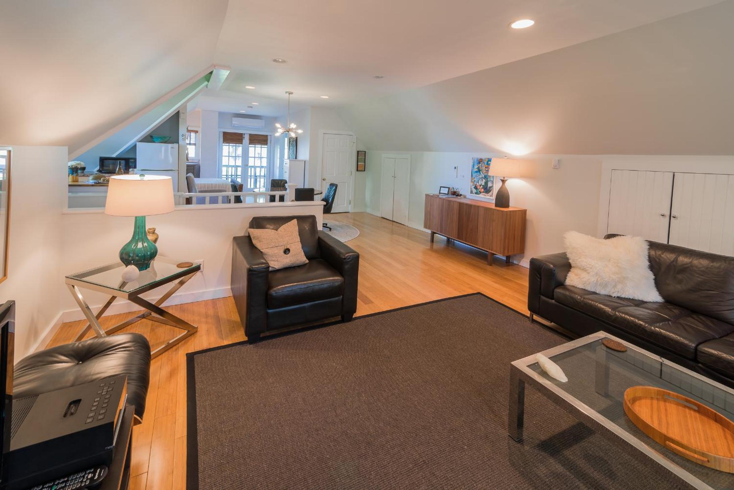 Kingston Vacations - The Carriage House Loft - Property Image 29