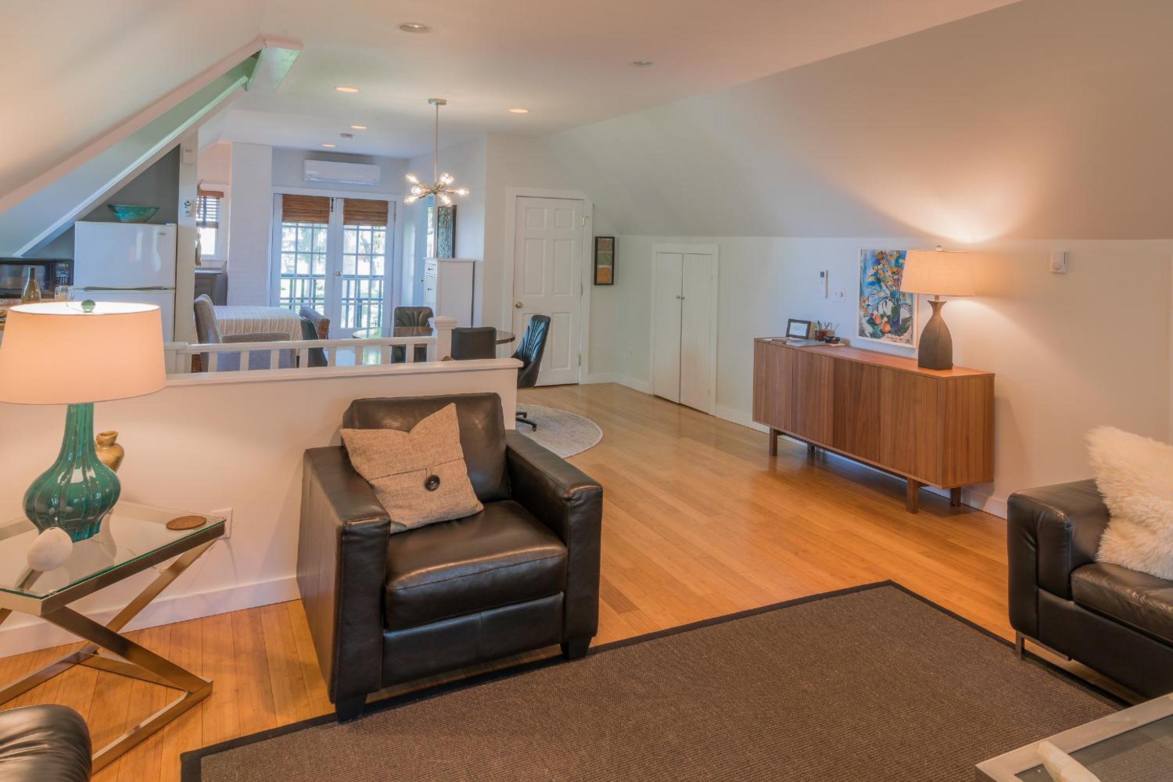 Kingston Vacations - The Carriage House Loft - Property Image 32