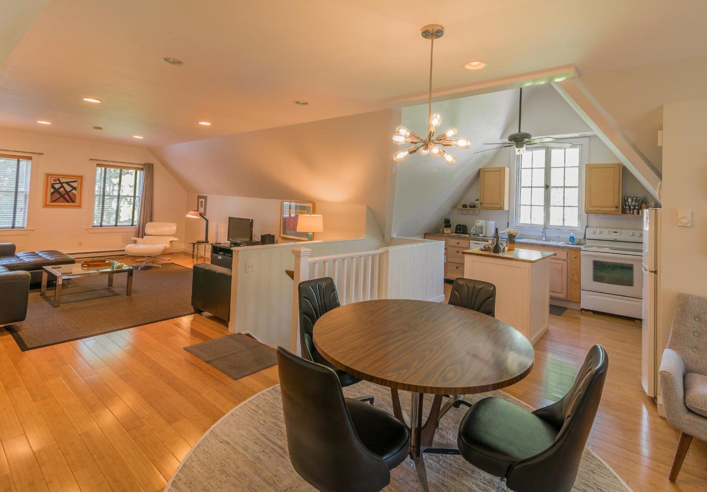 Kingston Vacations - The Carriage House Loft - Property Image 25