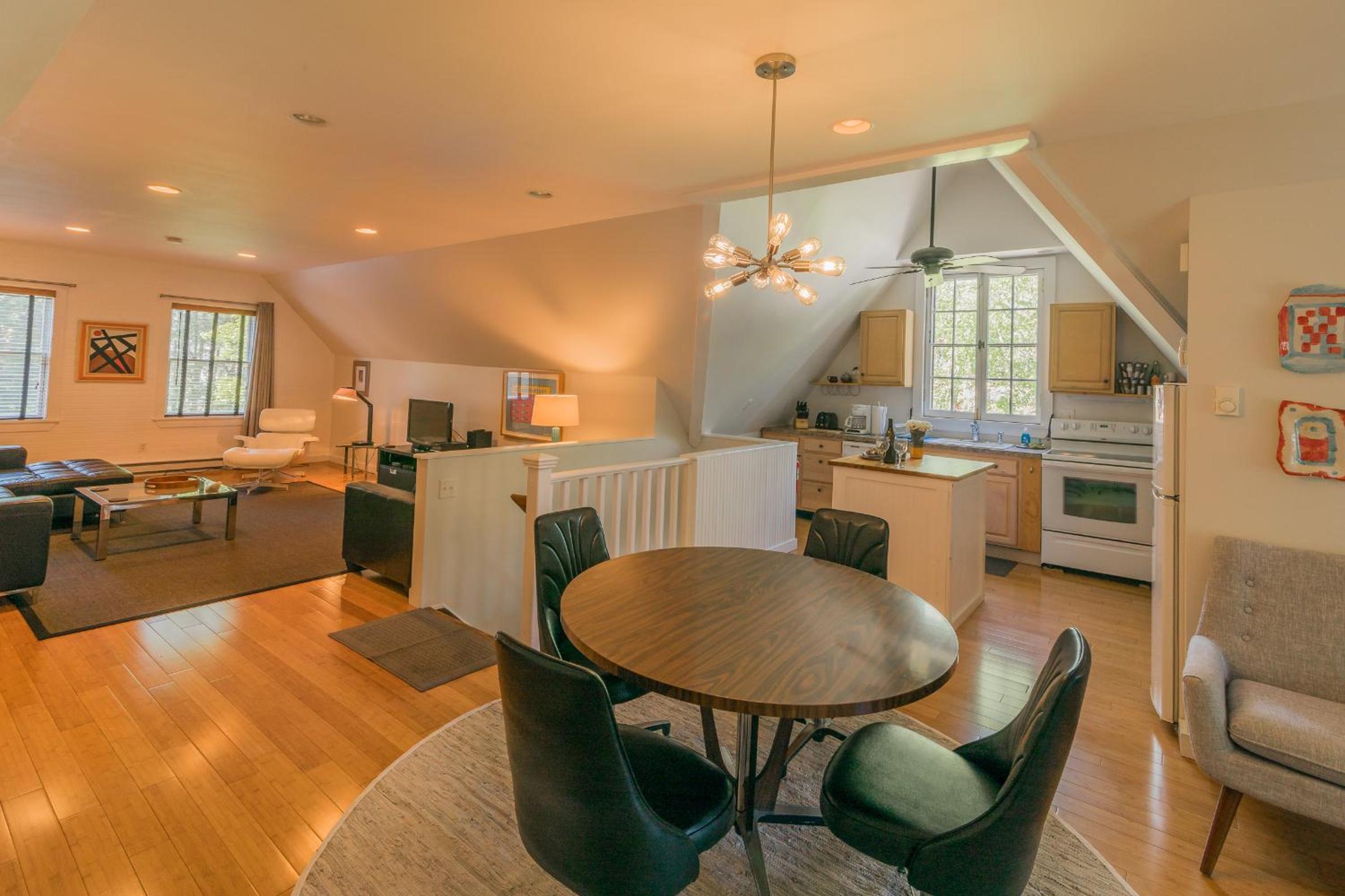 Kingston Vacations - The Carriage House Loft - Property Image 3