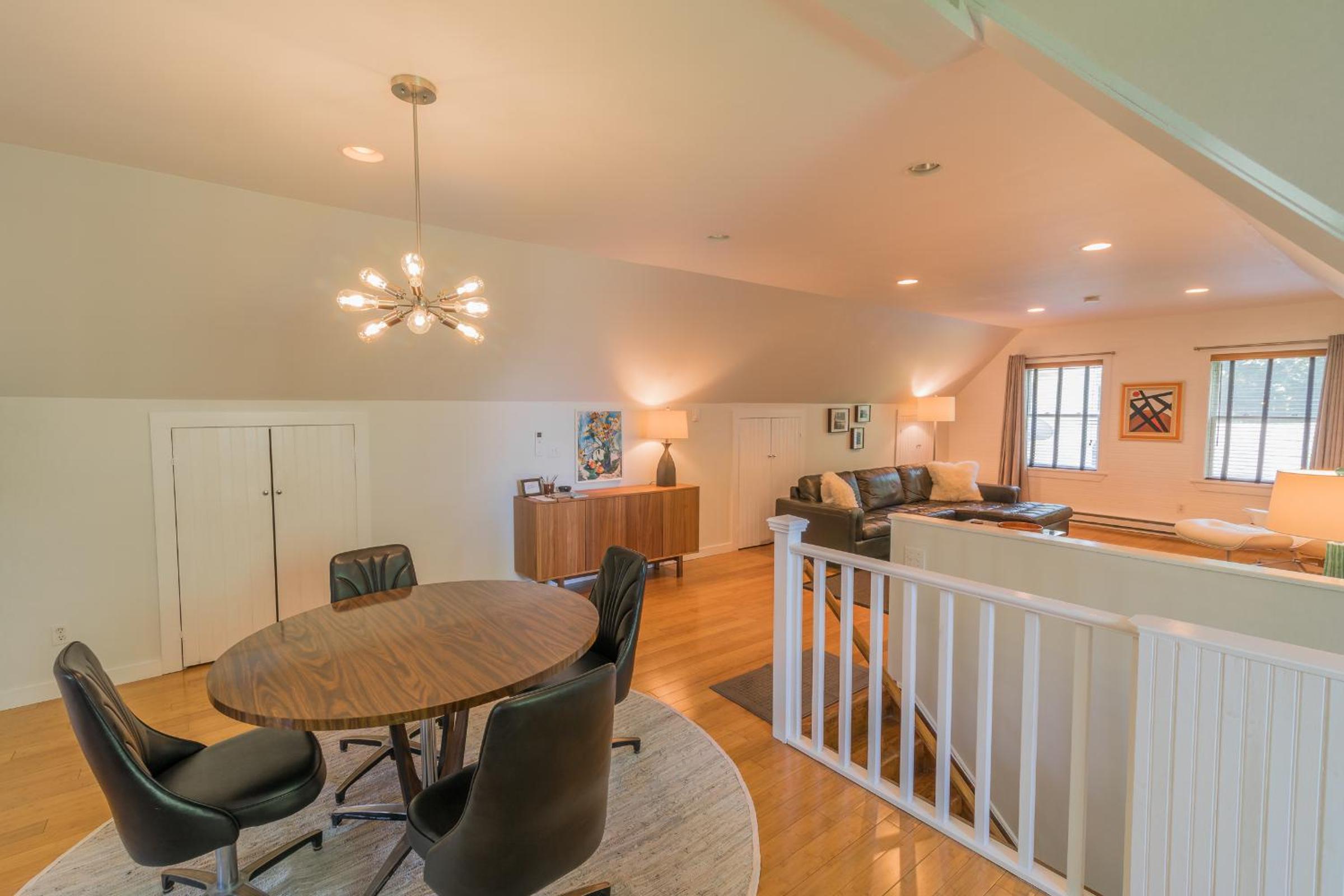 Kingston Vacations - The Carriage House Loft - Property Image 24