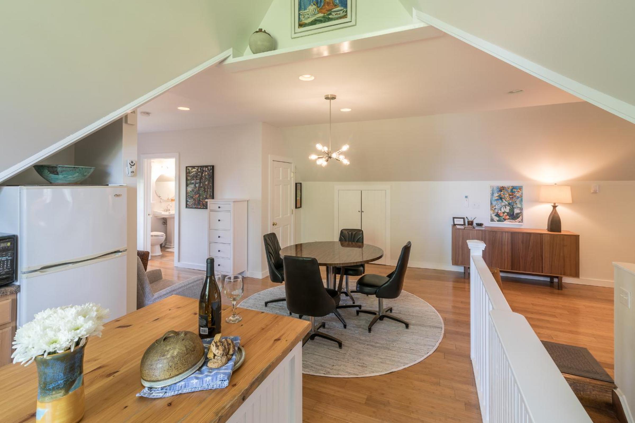Kingston Vacations - The Carriage House Loft - Property Image 2