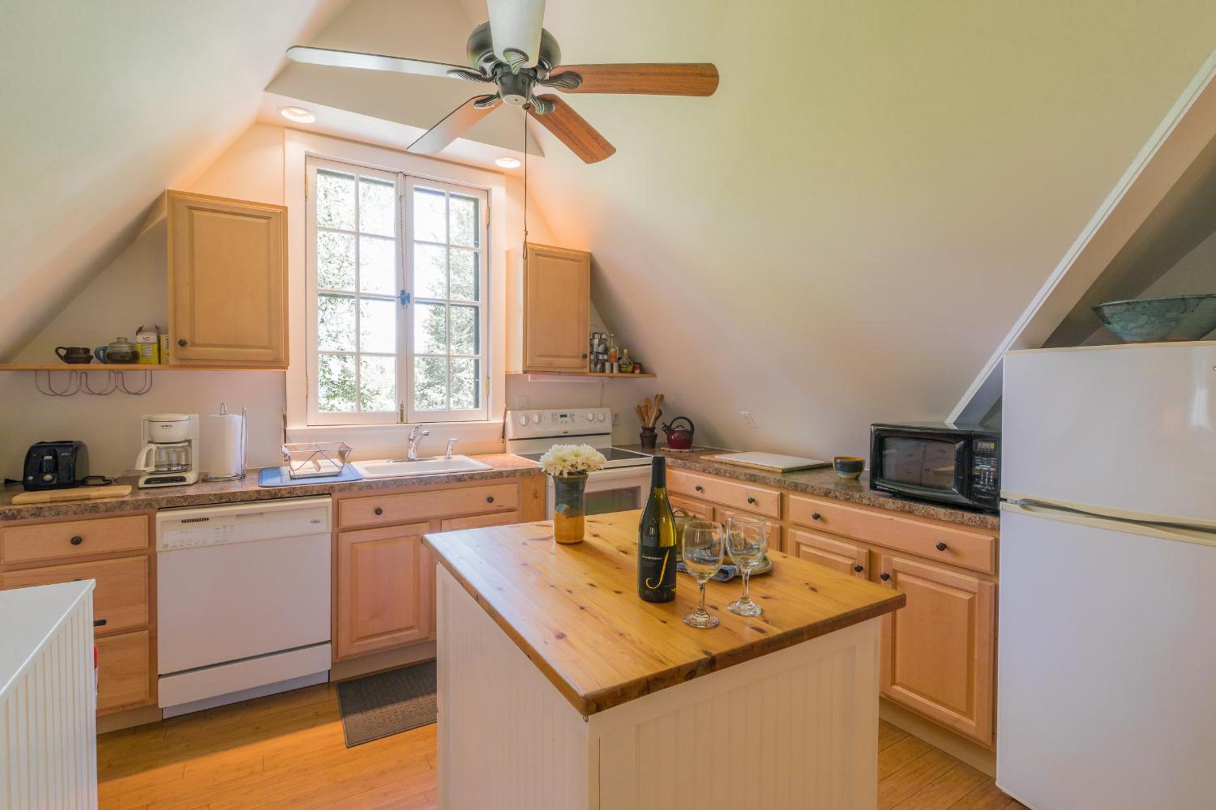 Kingston Vacations - The Carriage House Loft - Property Image 10