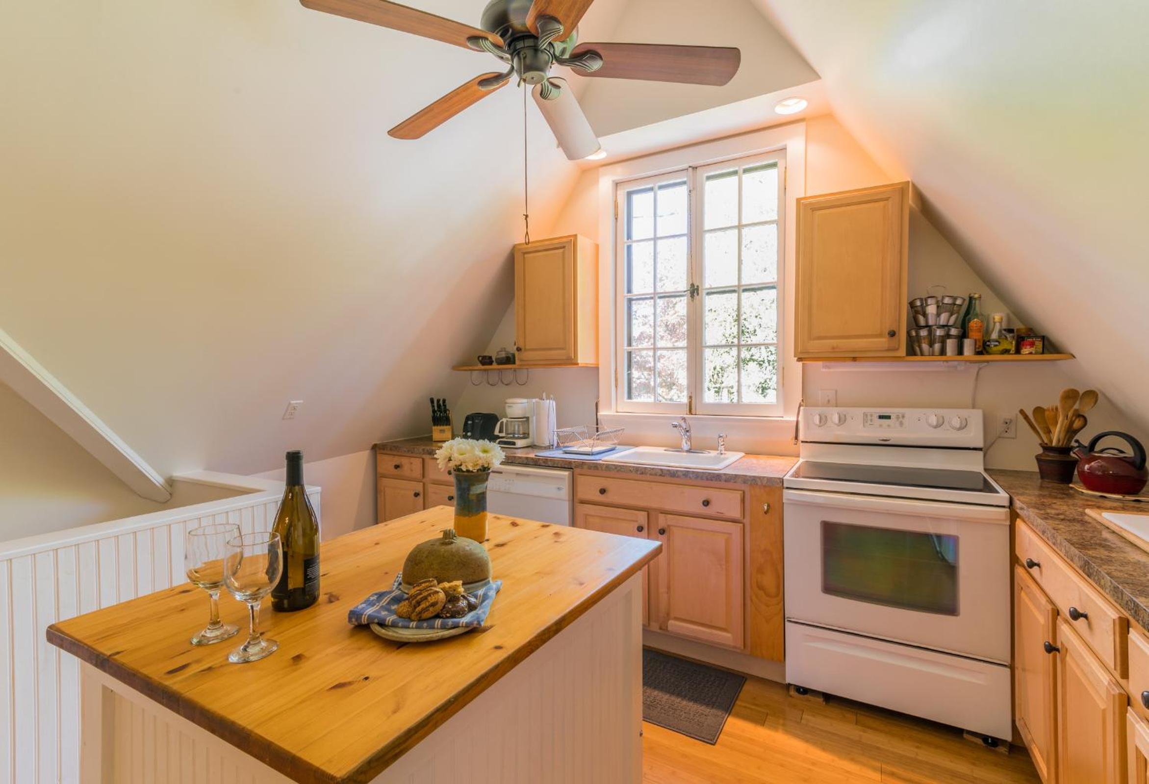 Kingston Vacations - The Carriage House Loft - Property Image 19