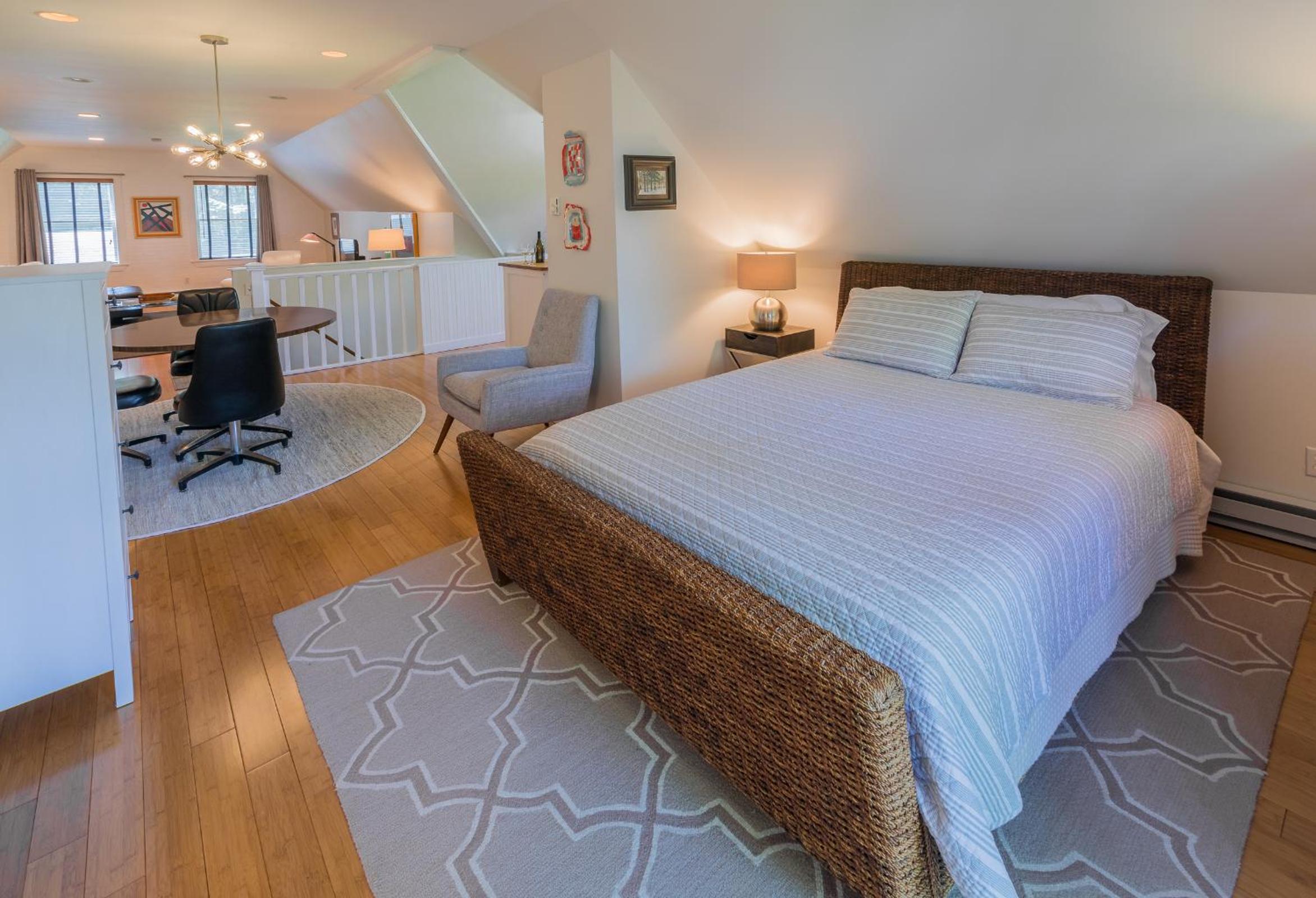 Kingston Vacations - The Carriage House Loft - Property Image 20