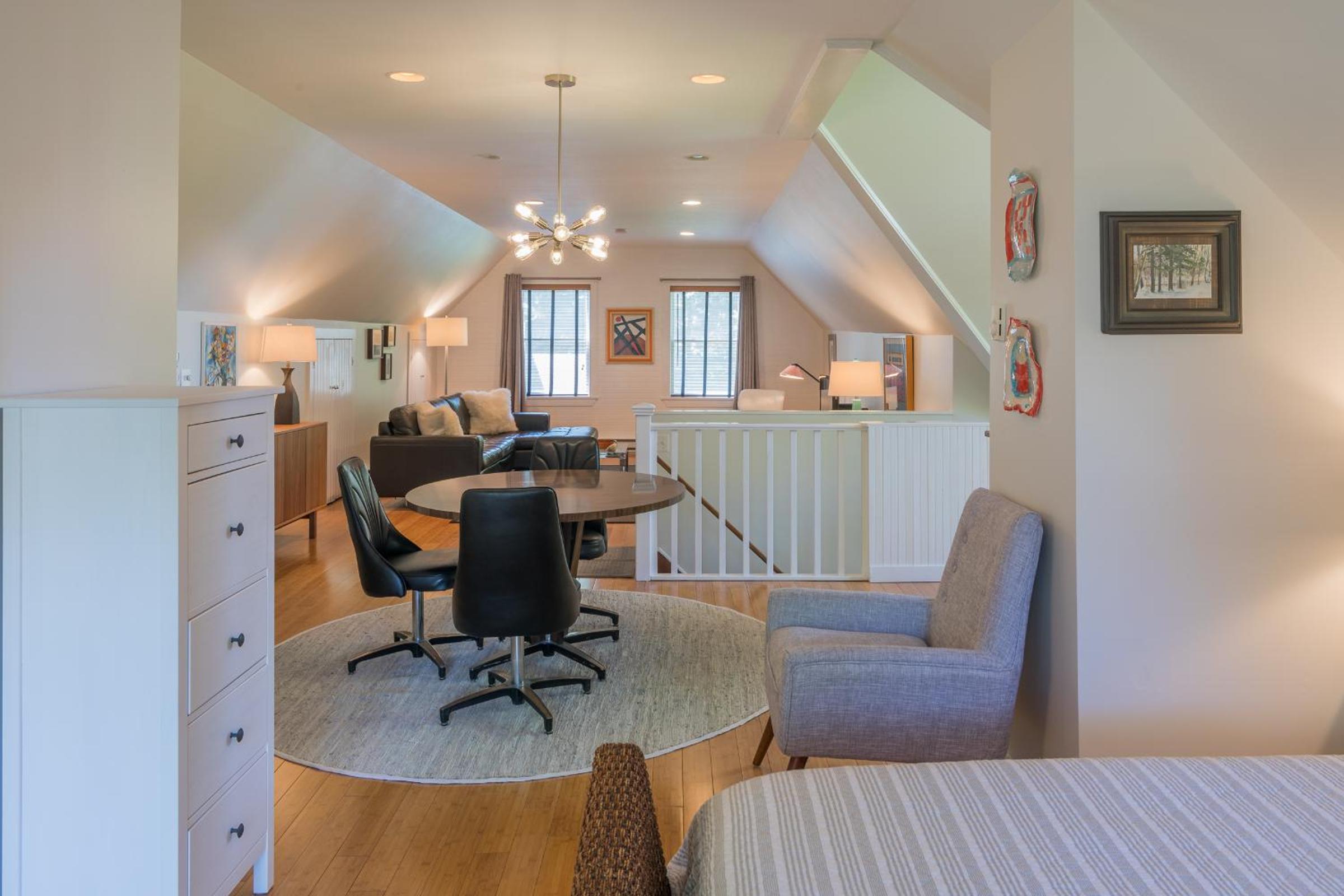 Kingston Vacations - The Carriage House Loft - Property Image 1