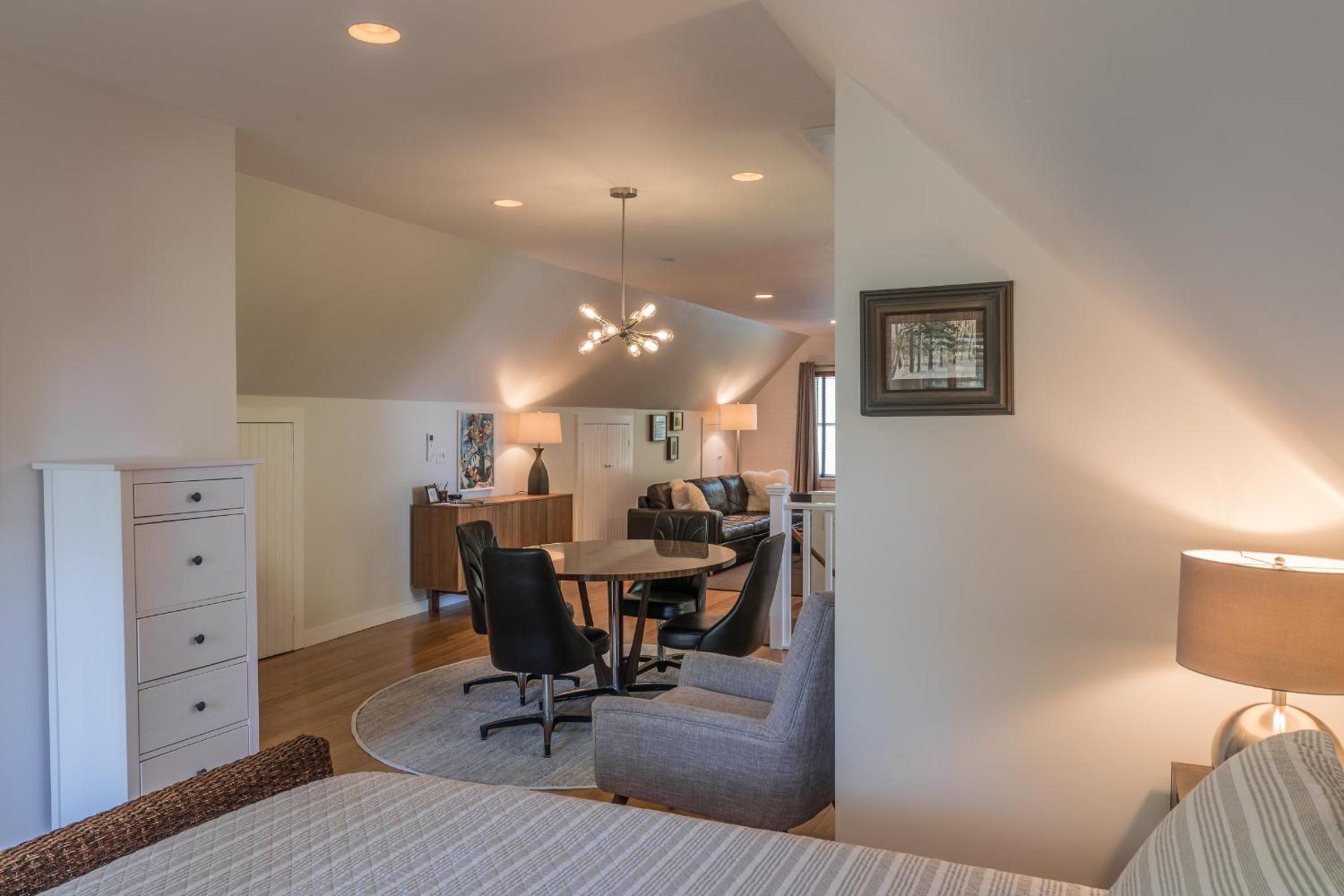 Kingston Vacations - The Carriage House Loft - Property Image 23