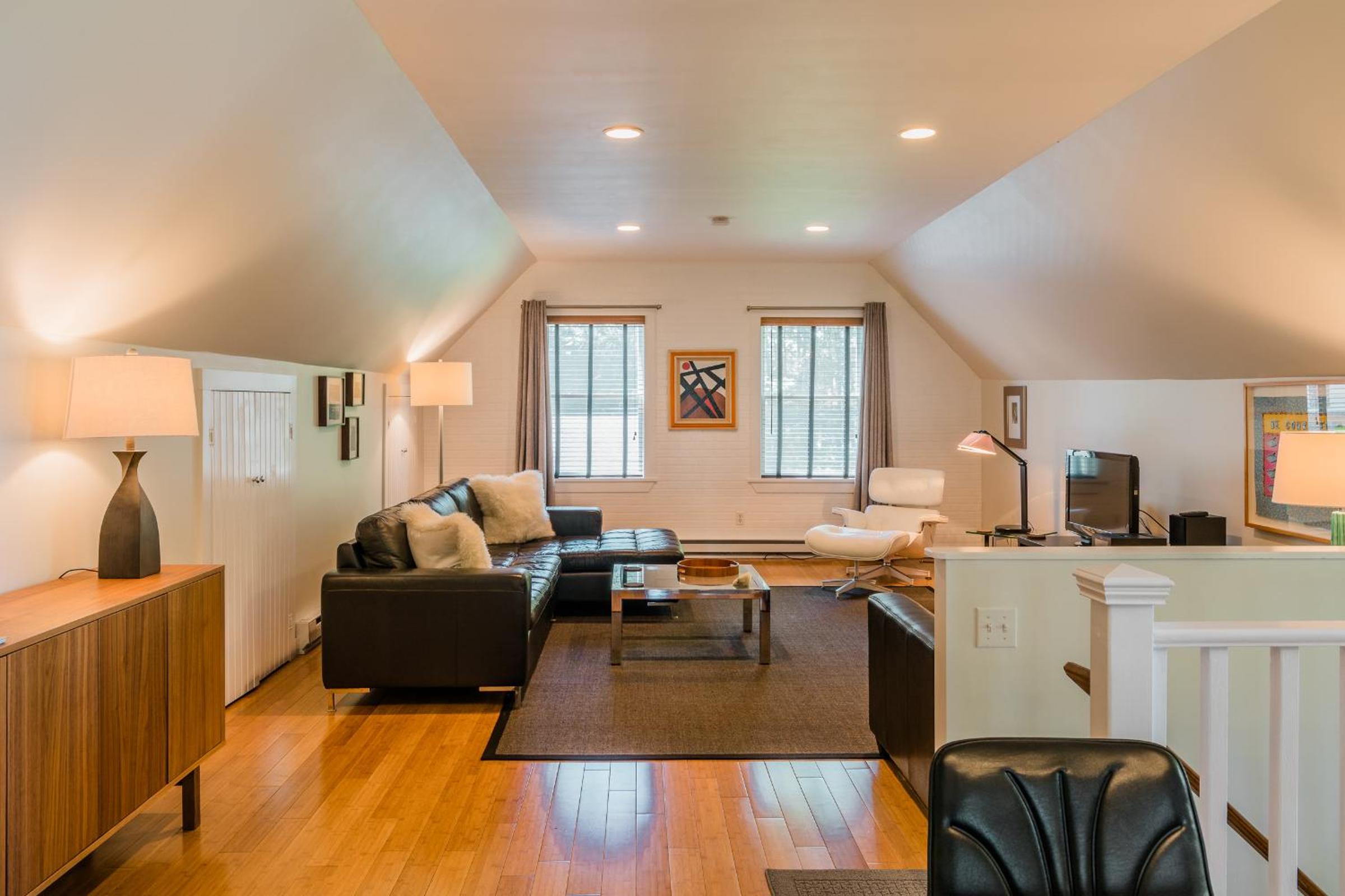 Kingston Vacations - The Carriage House Loft - Property Image 18