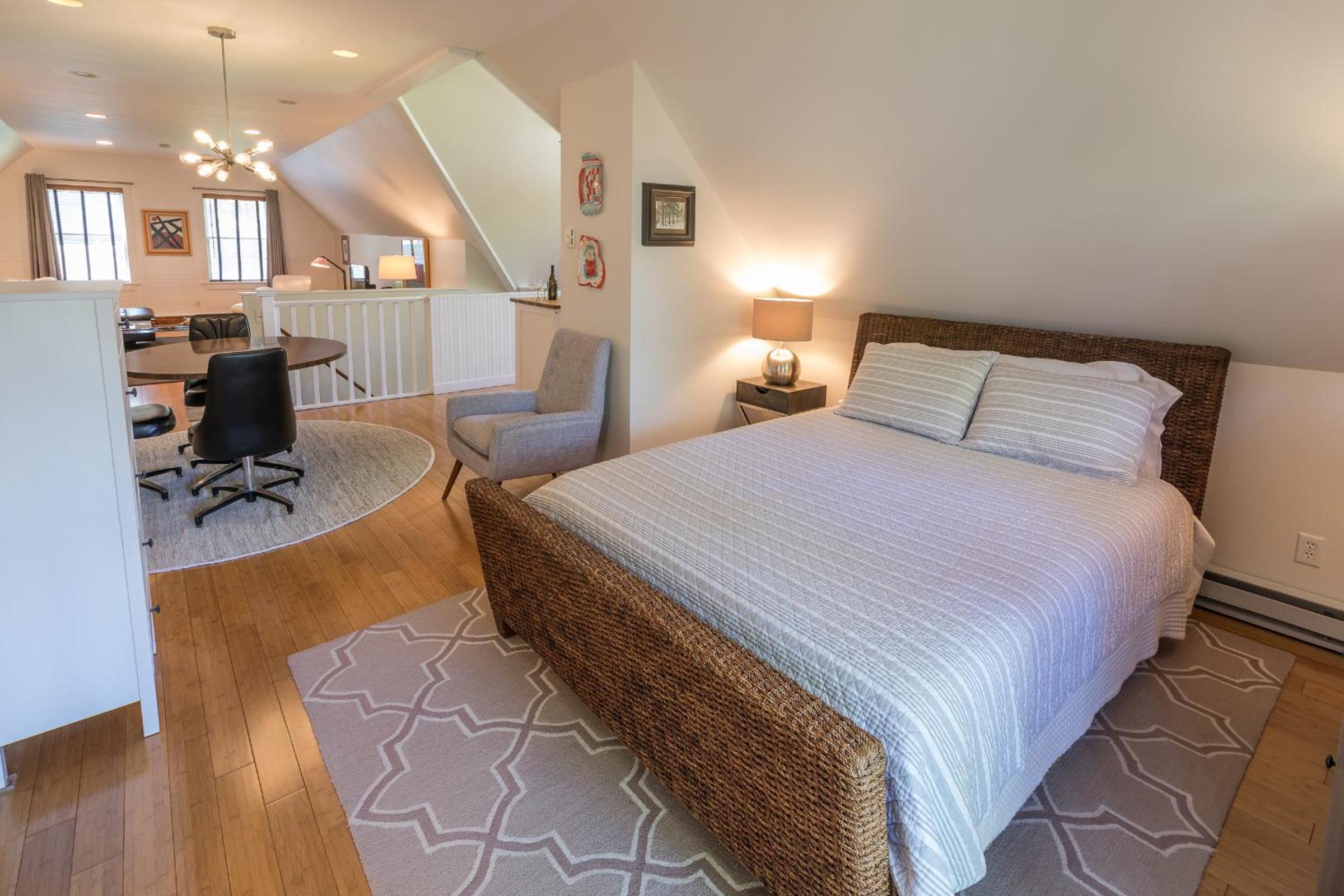 Kingston Vacations - The Carriage House Loft - Property Image 22