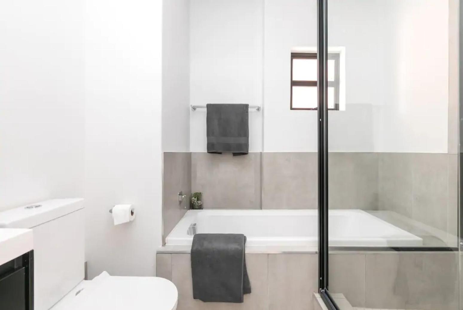 Trendy Melrose Apartment