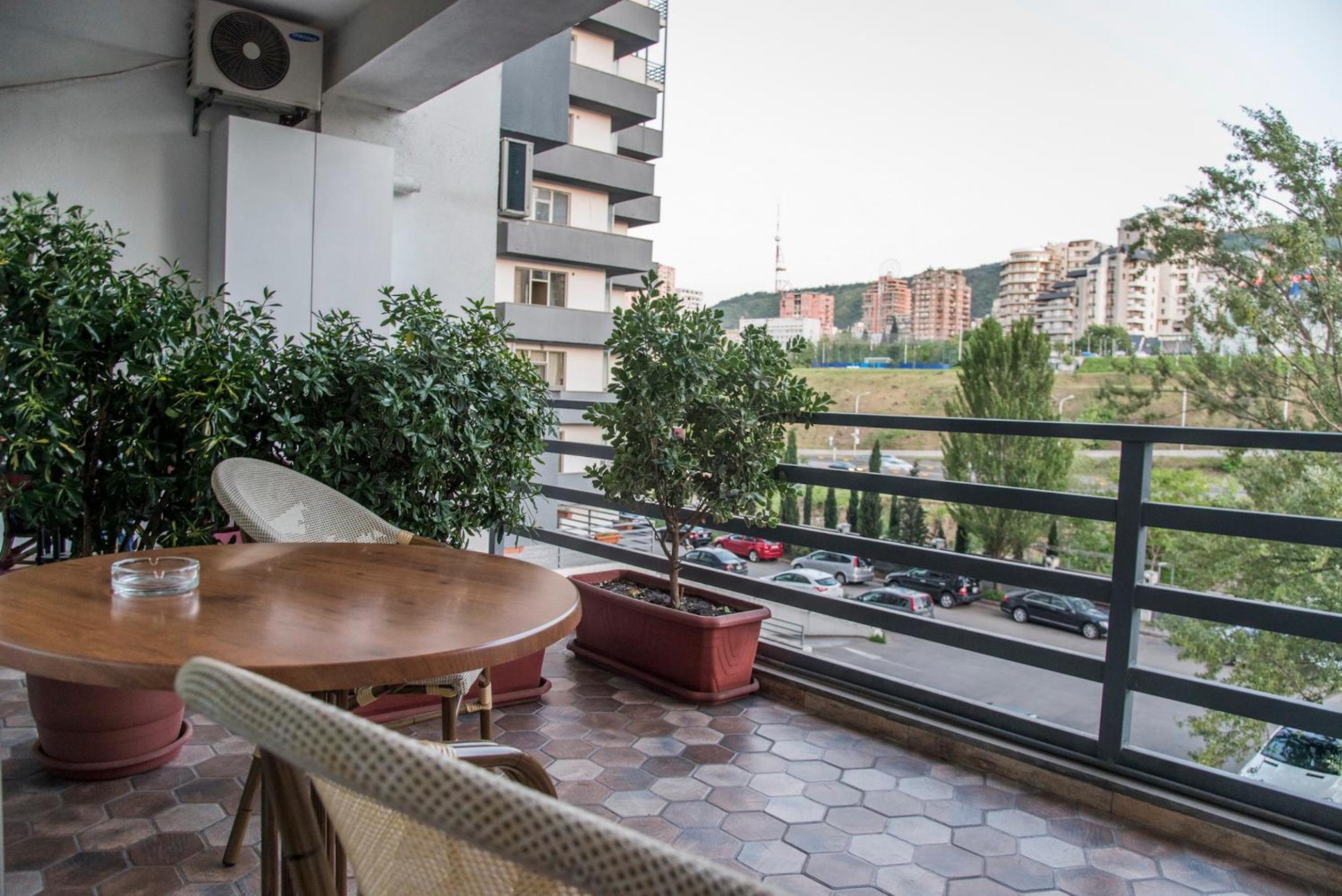 Tbilisi Apartment Tennis court view 3