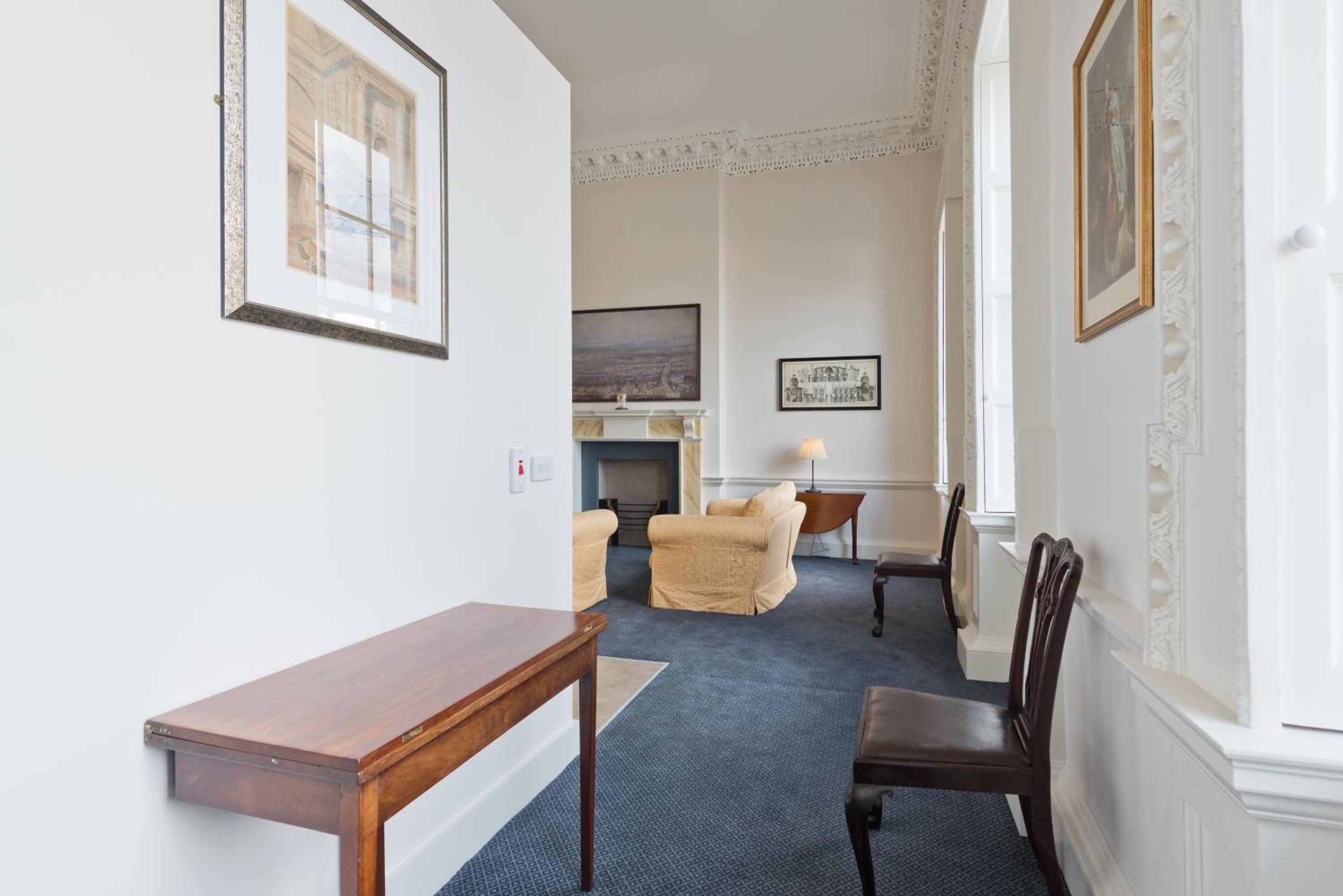 Henrietta Suites City Centre