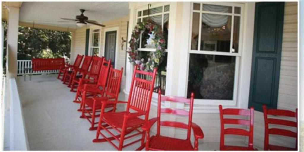 Red Rocker Inn view 4