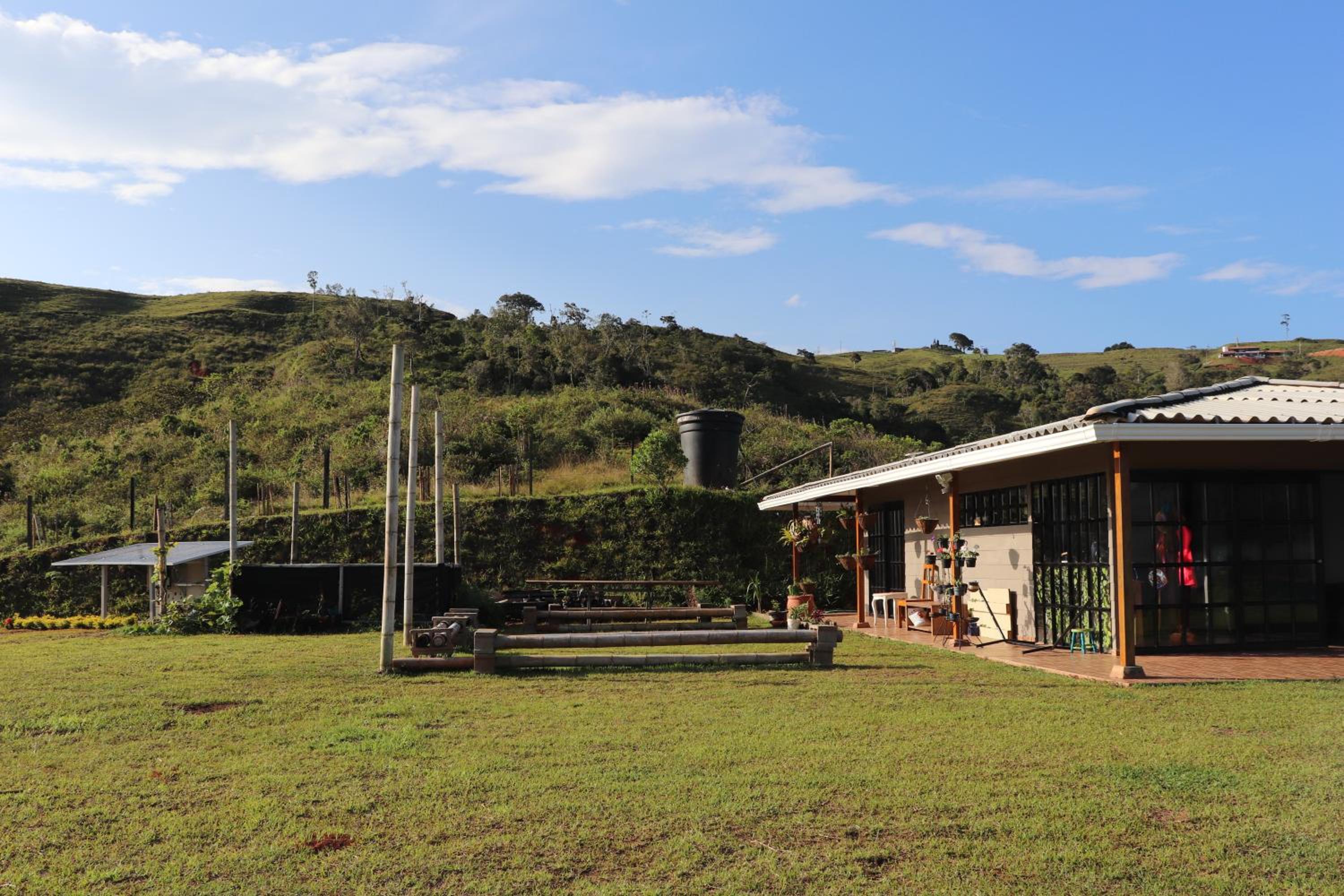 CABAÑA LAGO CALIMA, frente al lago