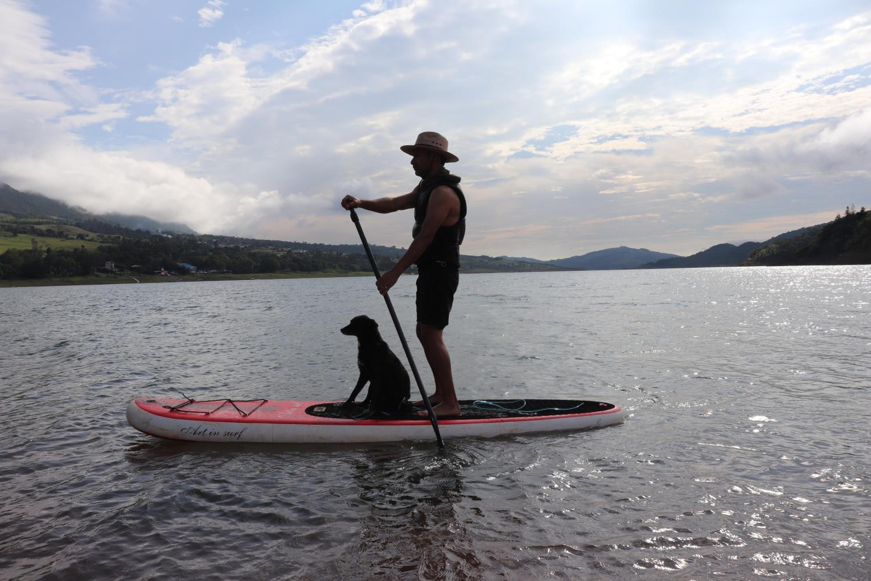 CABAÑA LAGO CALIMA, frente al lago