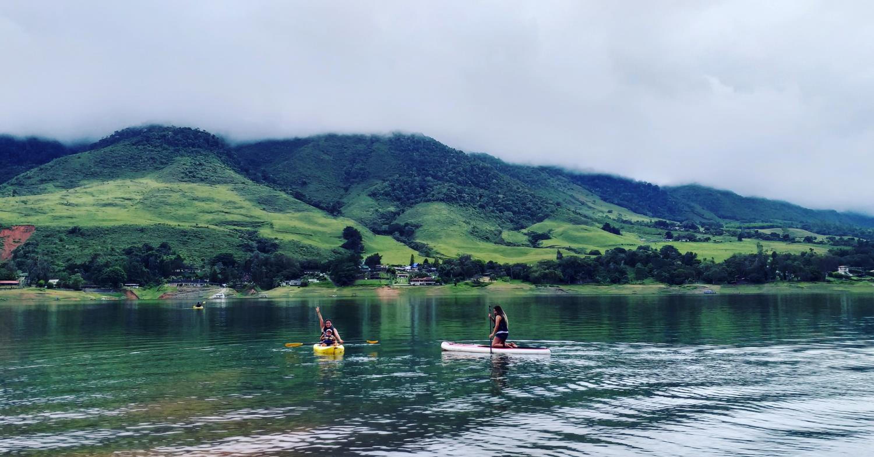 CABAÑA LAGO CALIMA, frente al lago