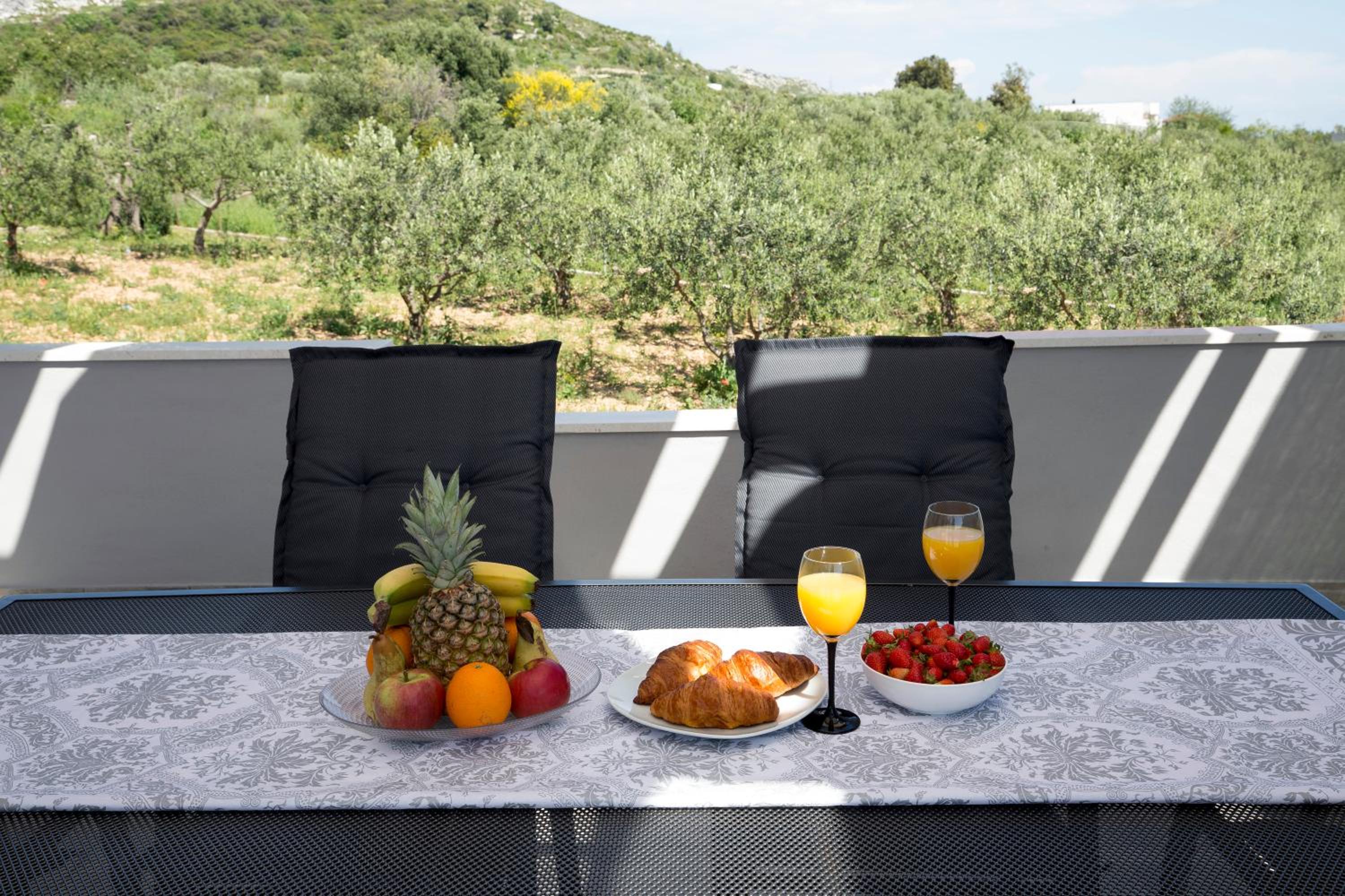 Holiday House M&A&K with swimming pool view 3