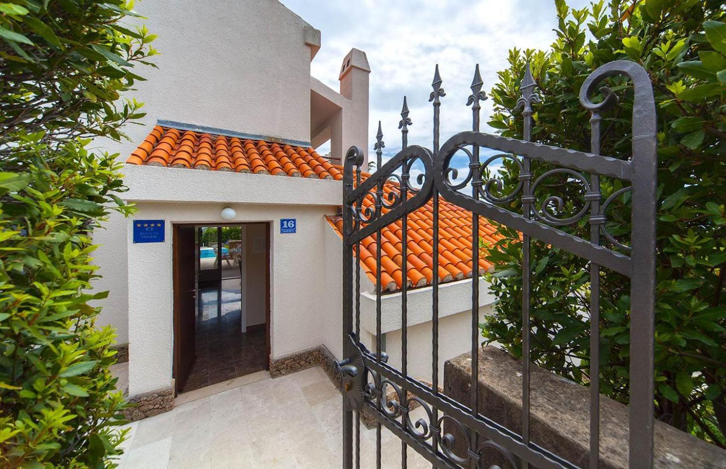 Villa Skalinada - Pool, Sea View & Private Path to Beach I Baška Voda