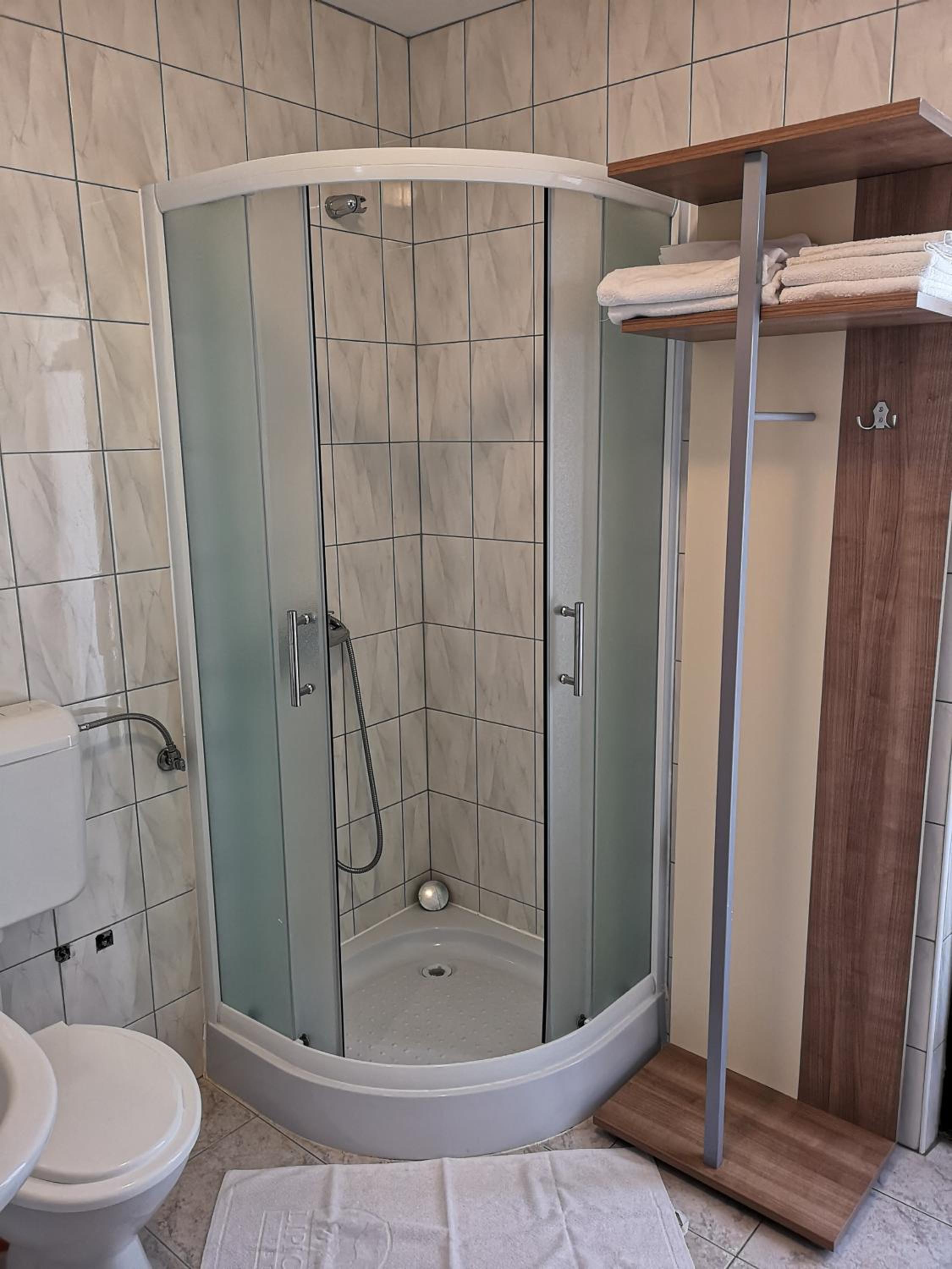 Rooms & Apartment Hegic with parking