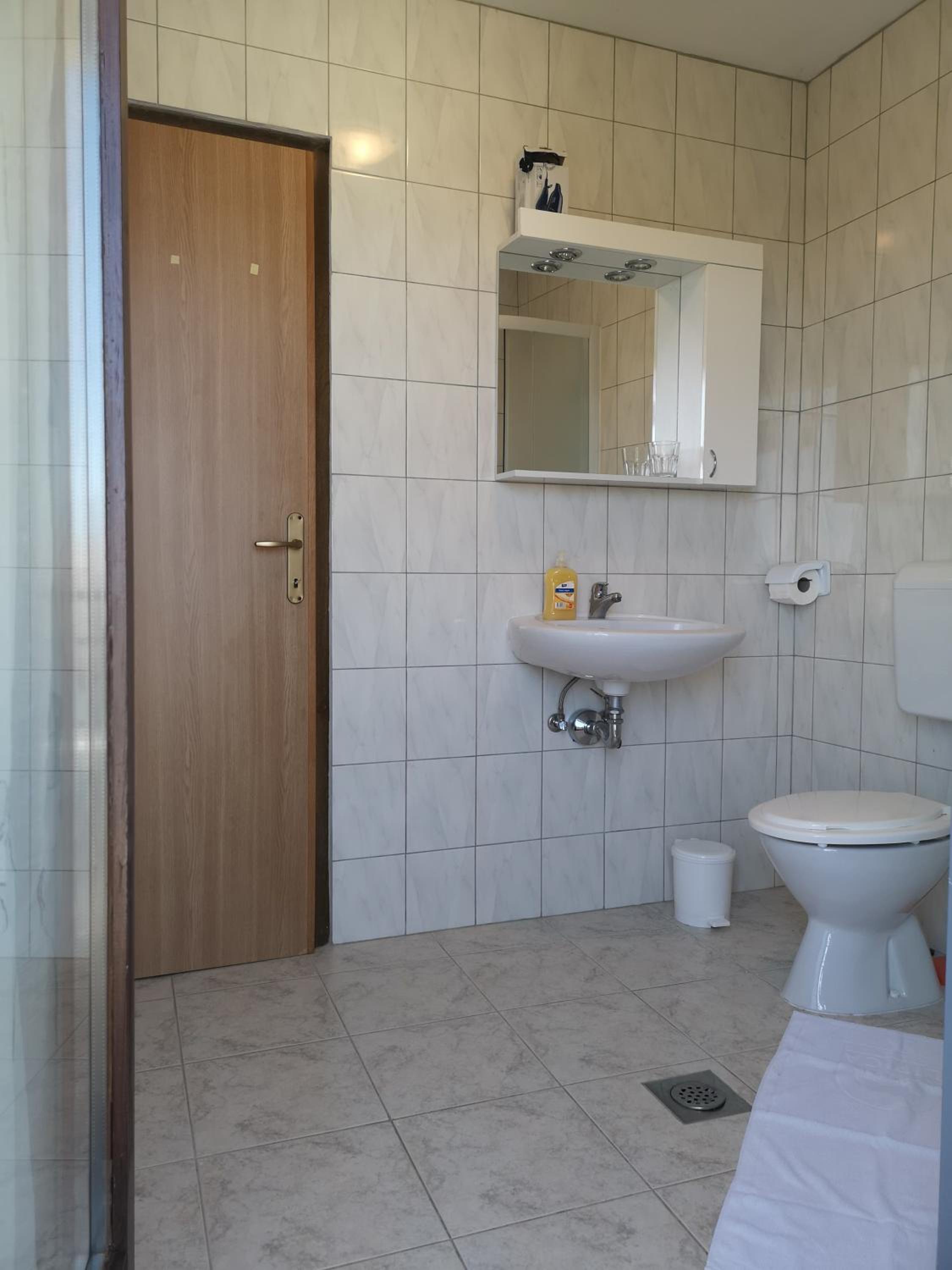 Rooms & Apartment Hegic with parking