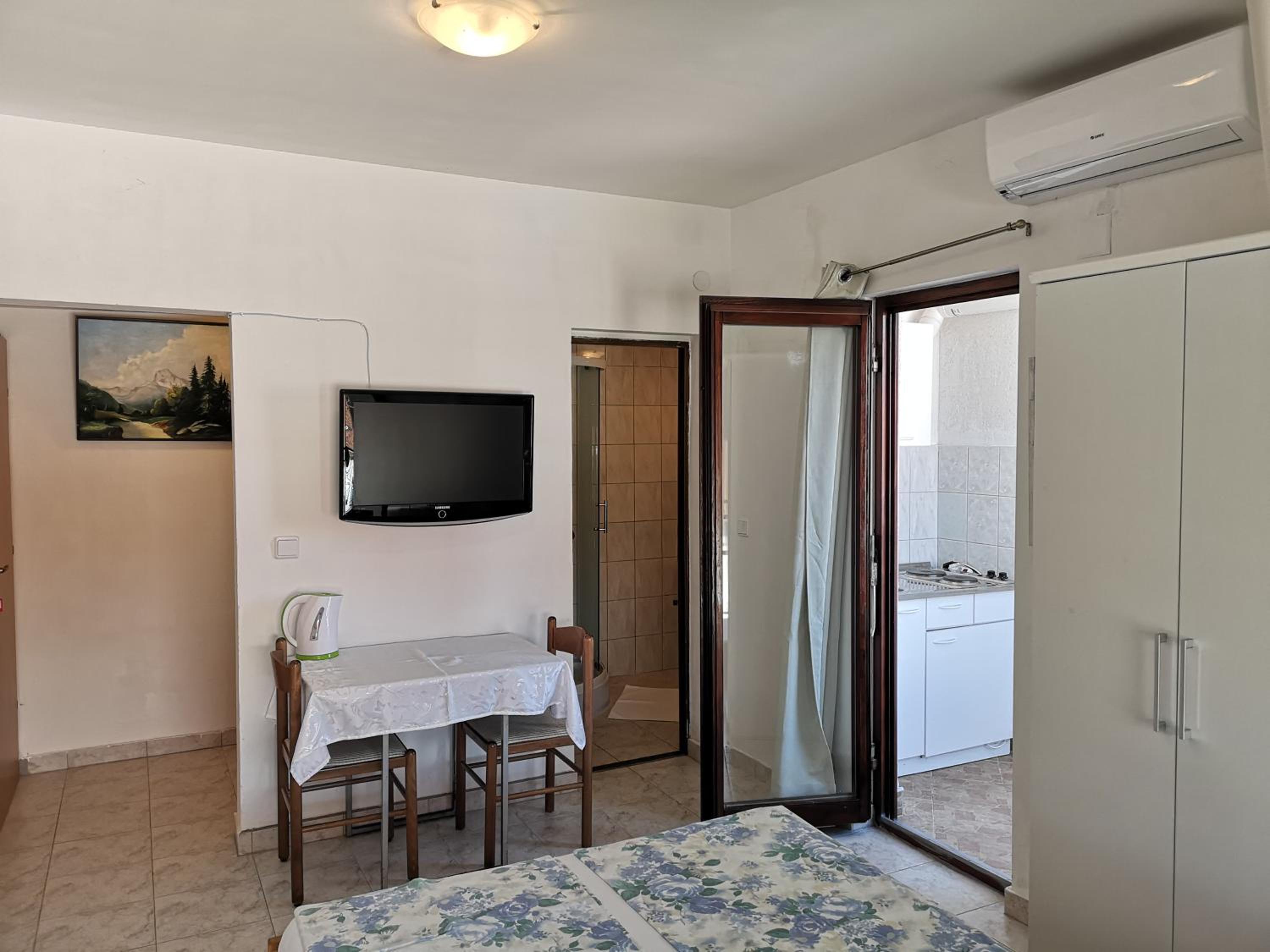 Rooms & Apartment Hegic with parking