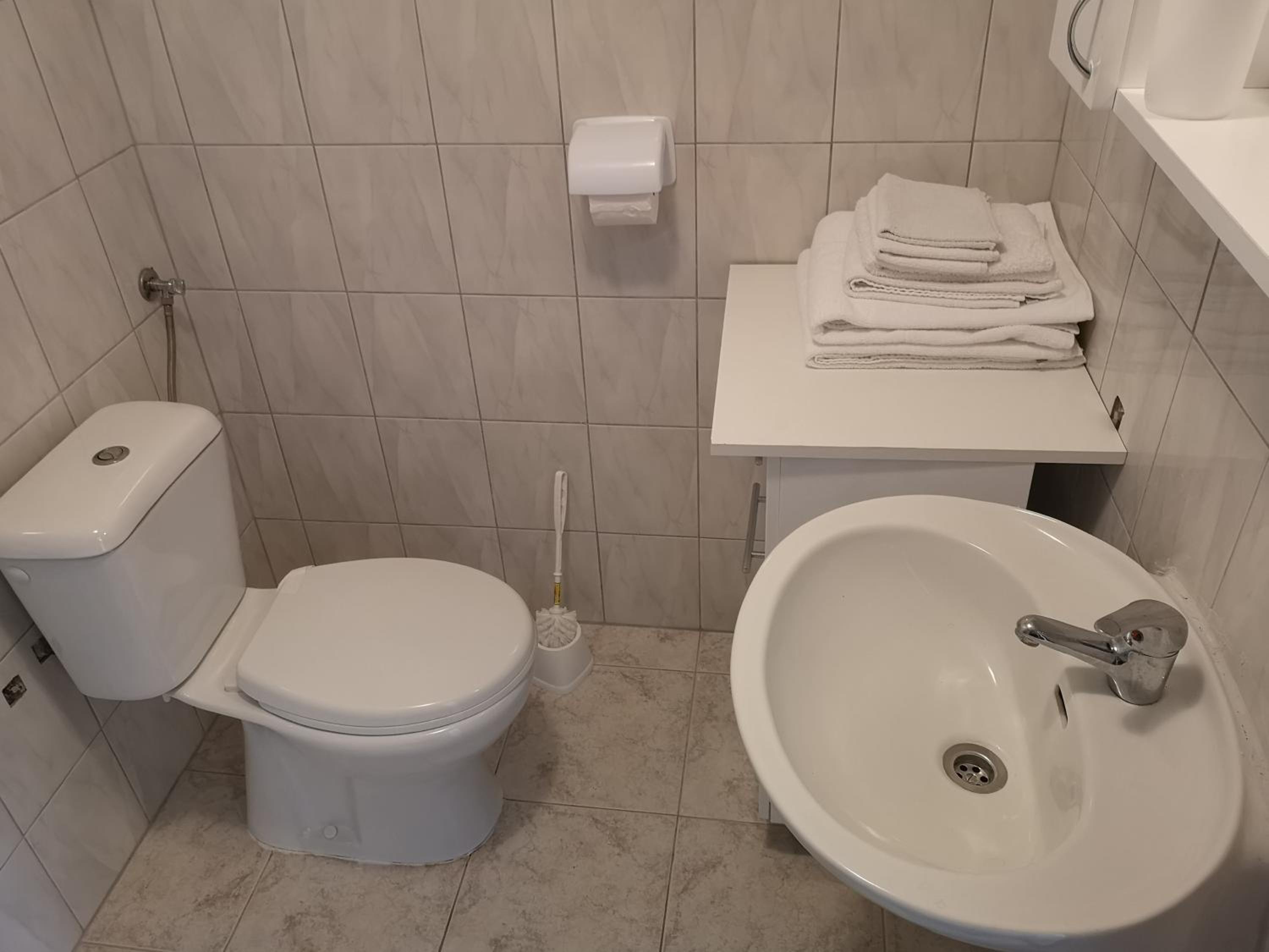Rooms & Apartment Hegic with parking