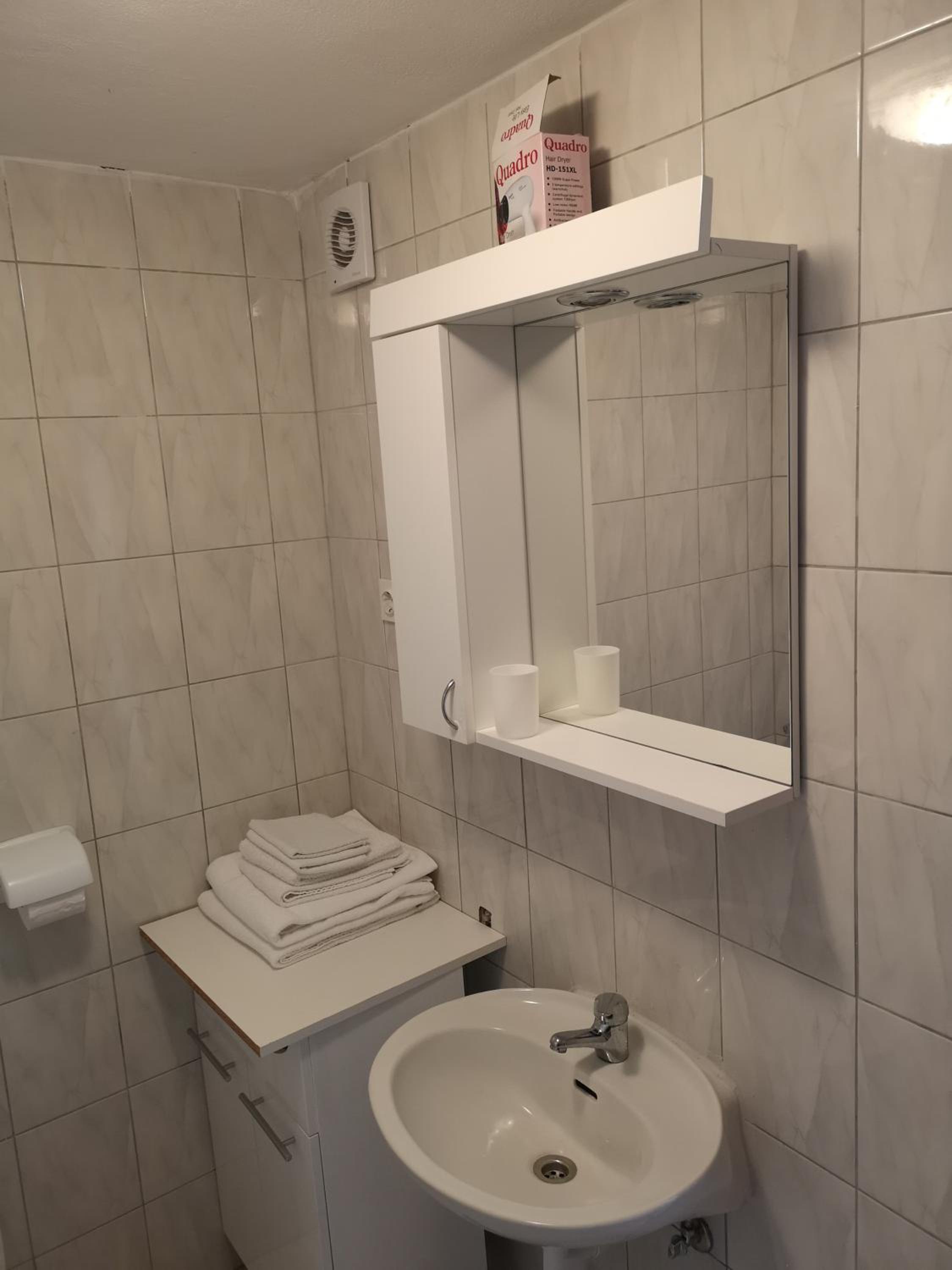 Rooms & Apartment Hegic with parking