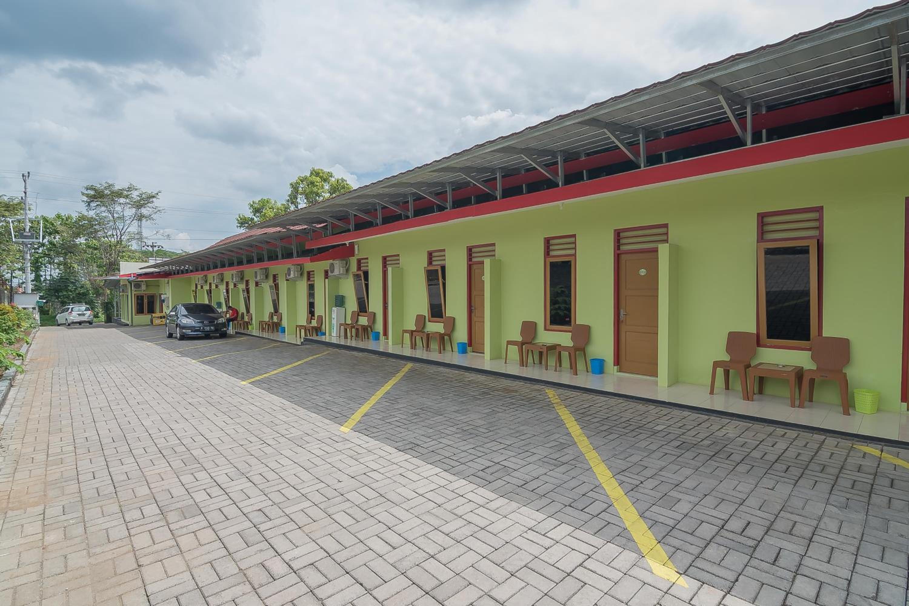 RedDoorz near Kampus UMP Purwokerto view 4