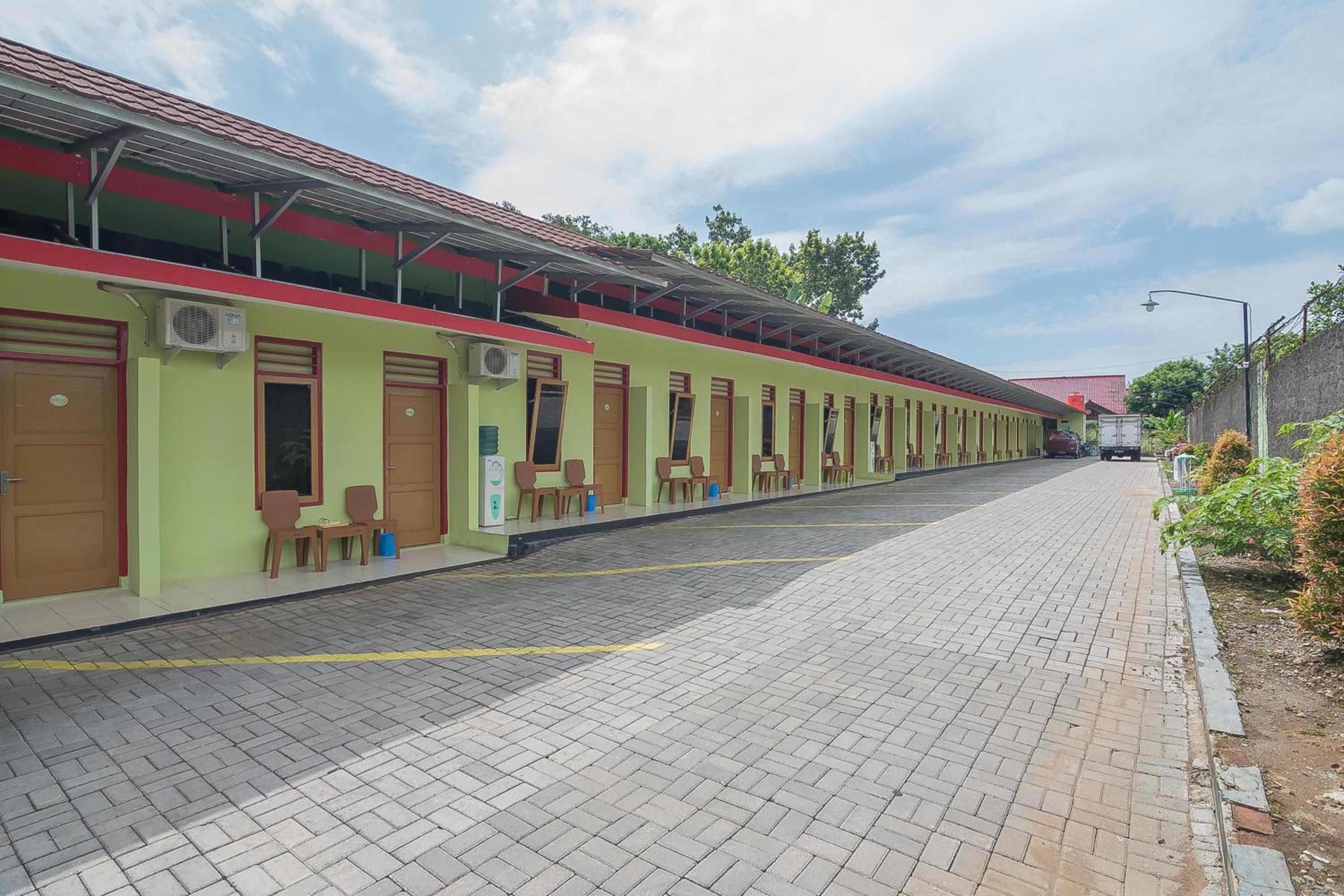 RedDoorz near Kampus UMP Purwokerto view 5