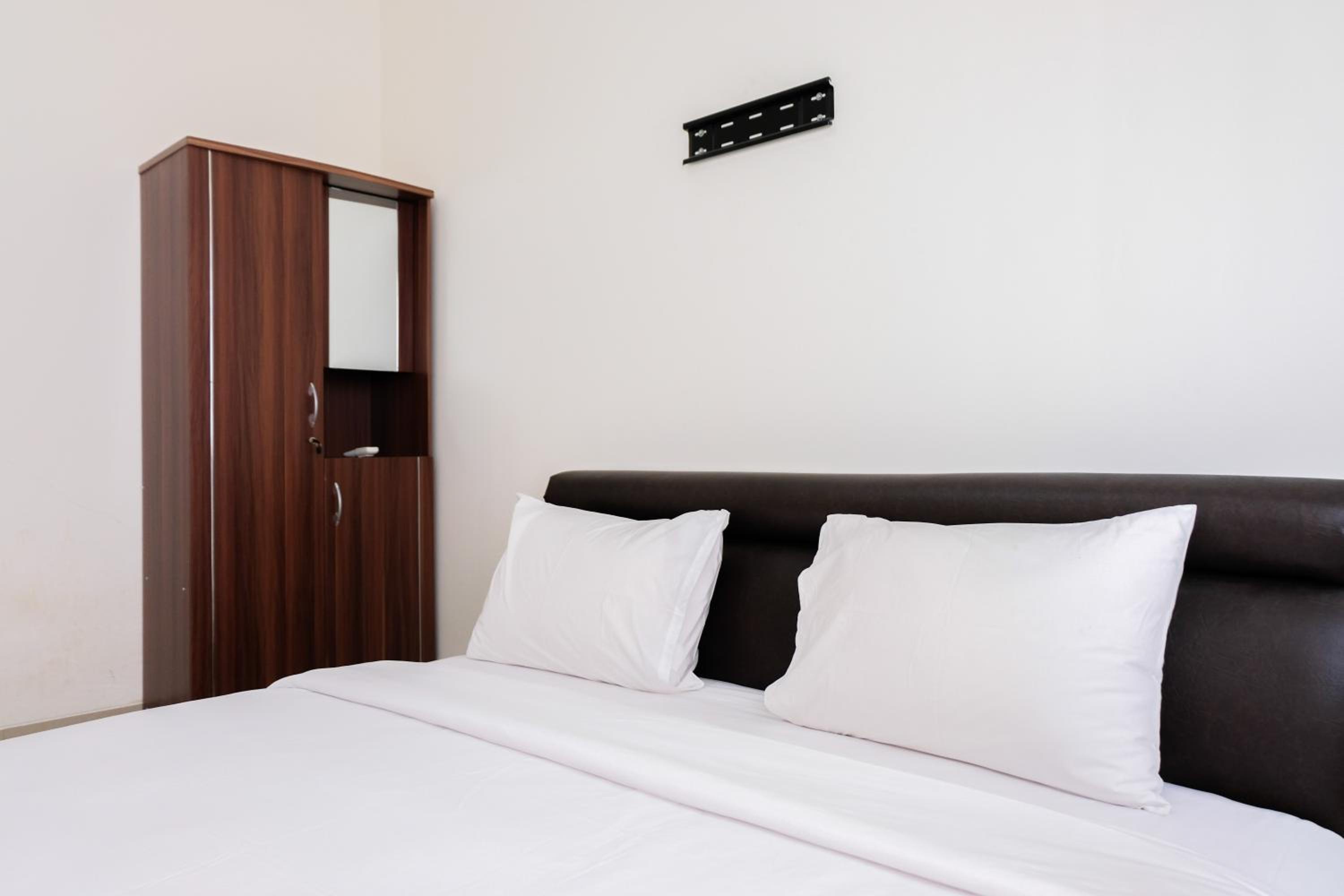 Simply Furnished 1BR at Paramount Skyline Apartment By Travelio view 3