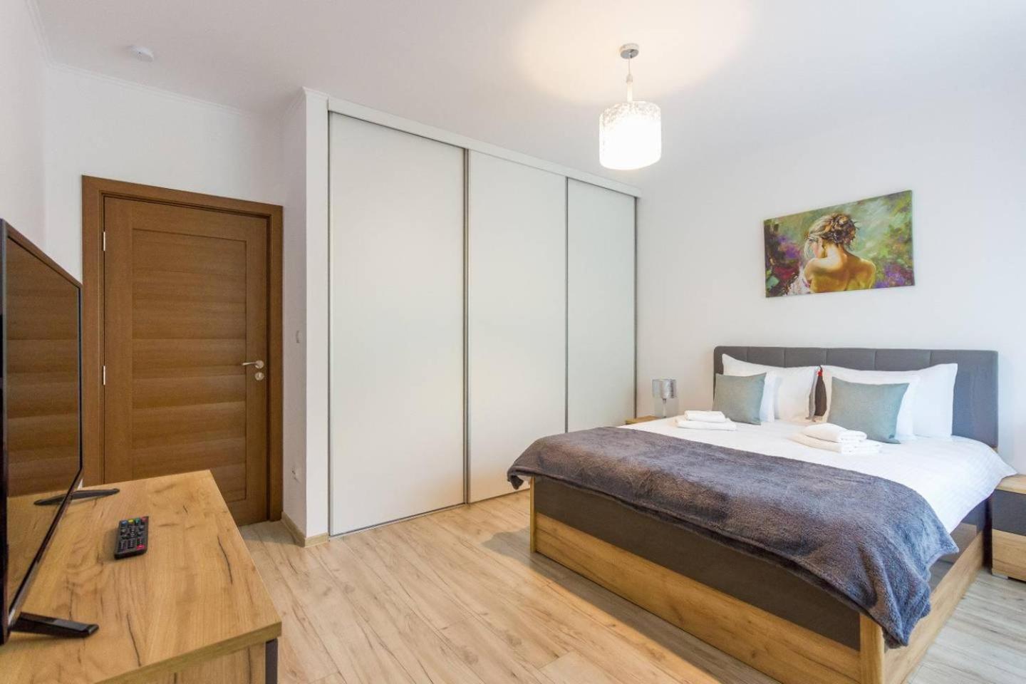 Spacious and Quiet 2 Bedroom Apartment