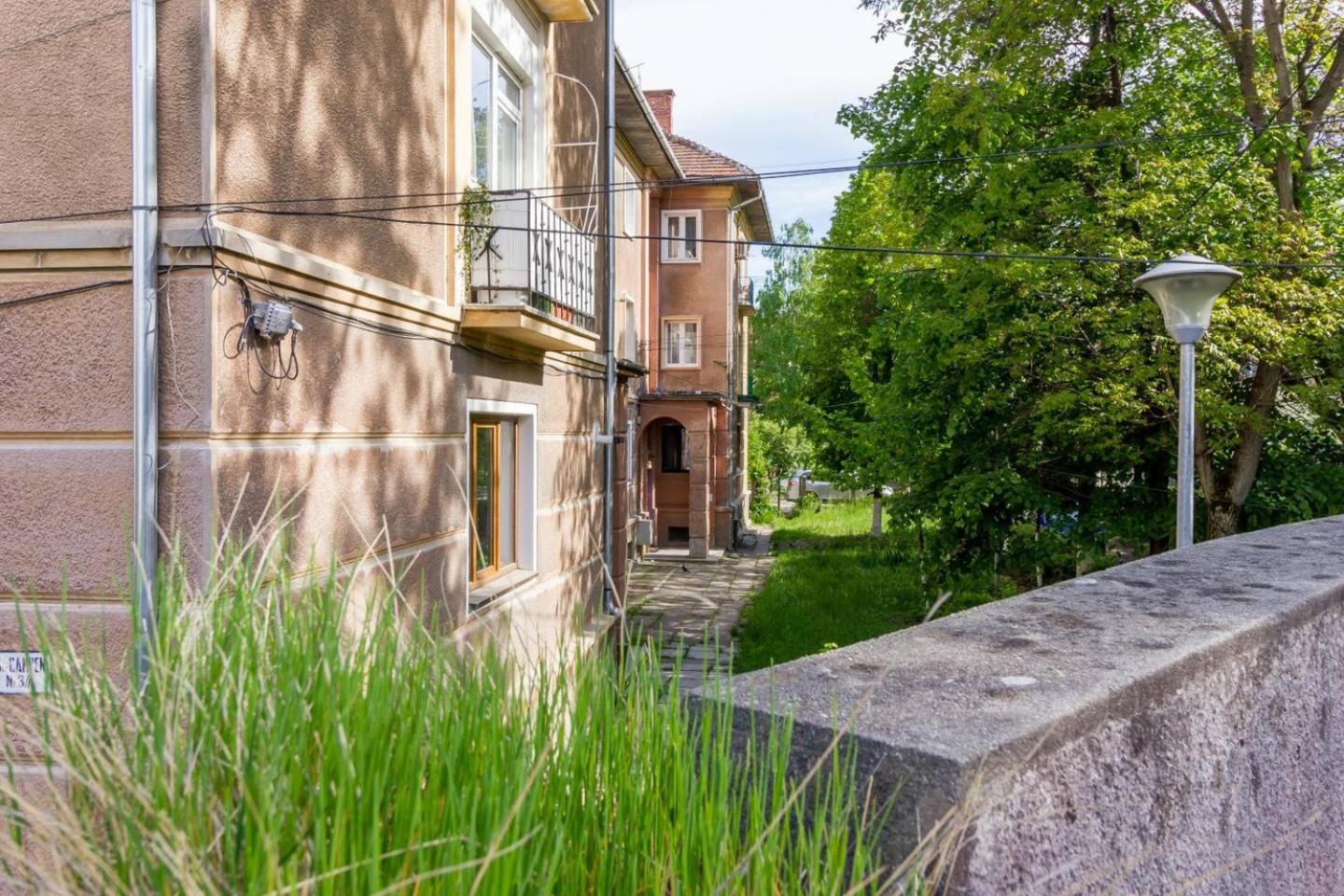 Spacious and Quiet 2 Bedroom Apartment