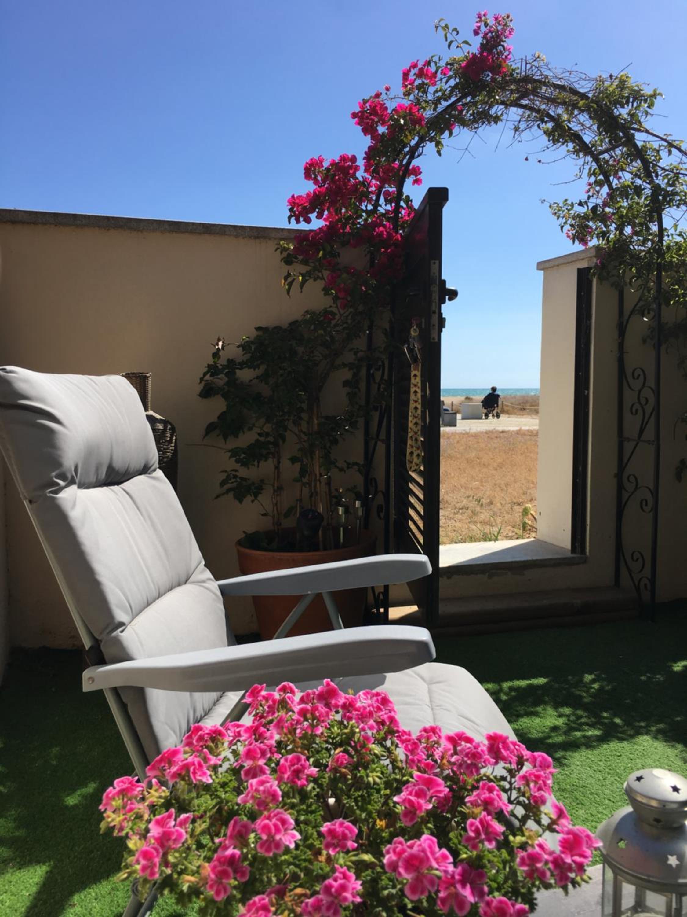 Beach flat with garden photo 2