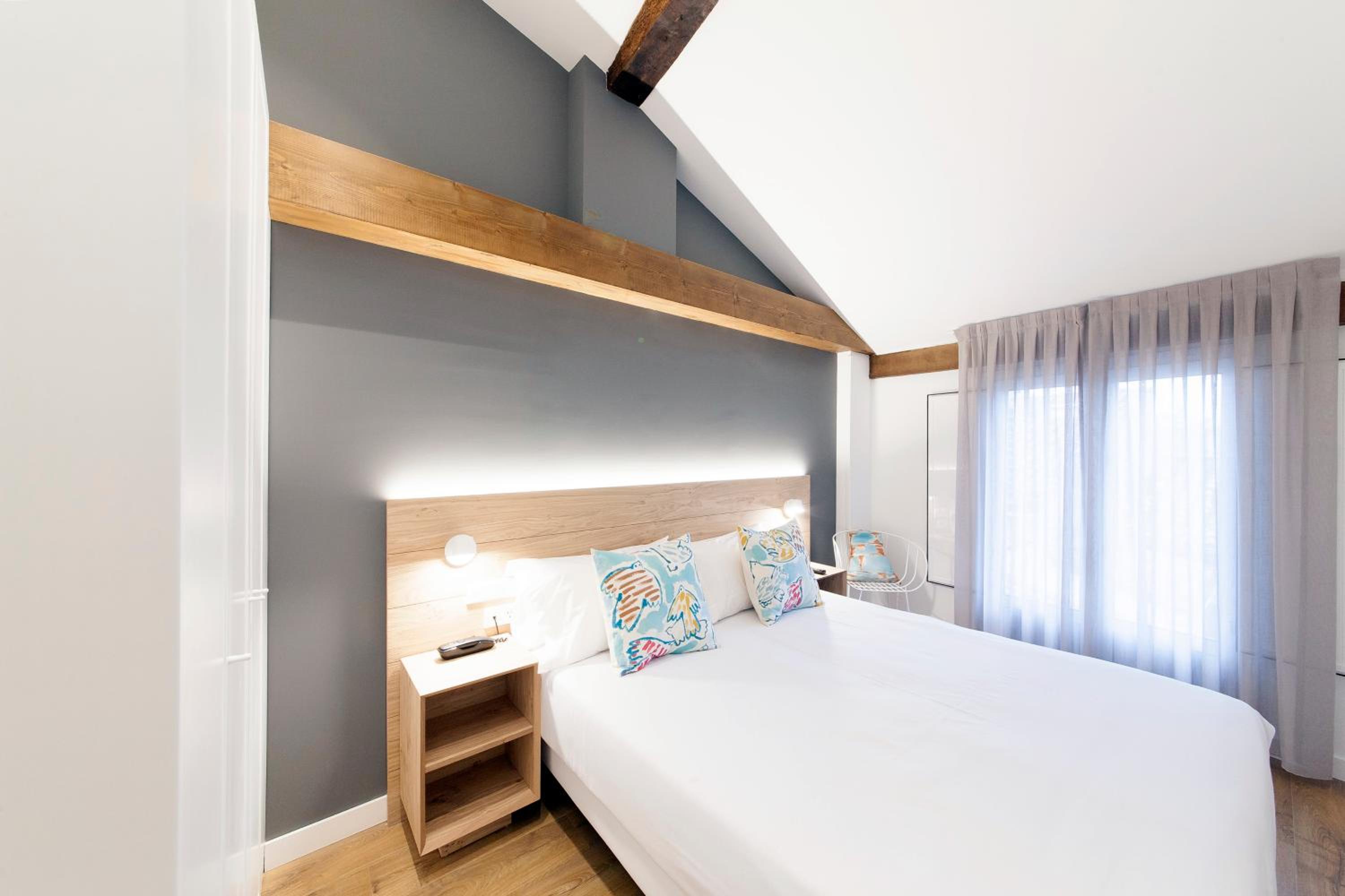 Antique Pamplona Tres Reyes Apartments view 4