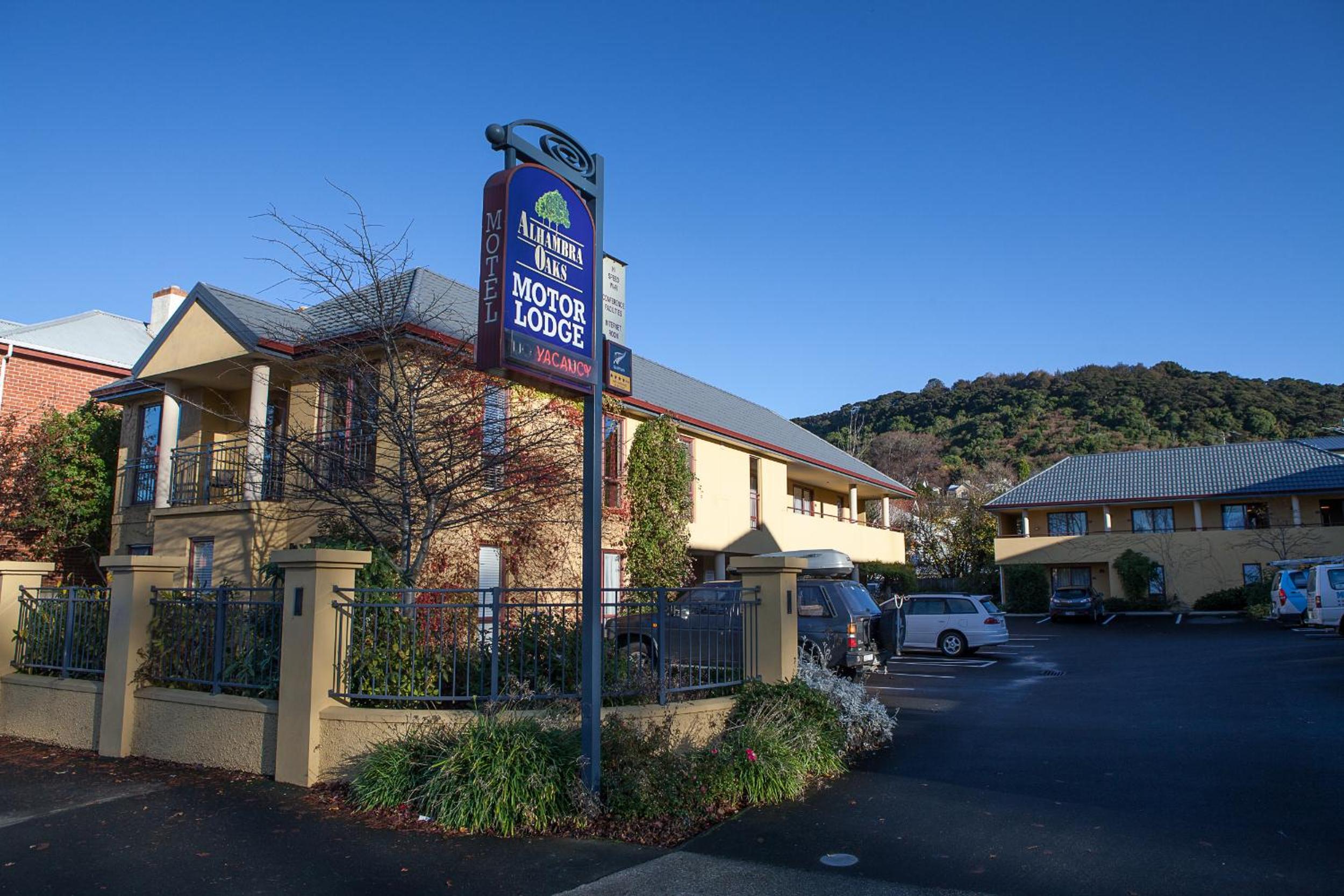 Alhambra Oaks Motor Lodge