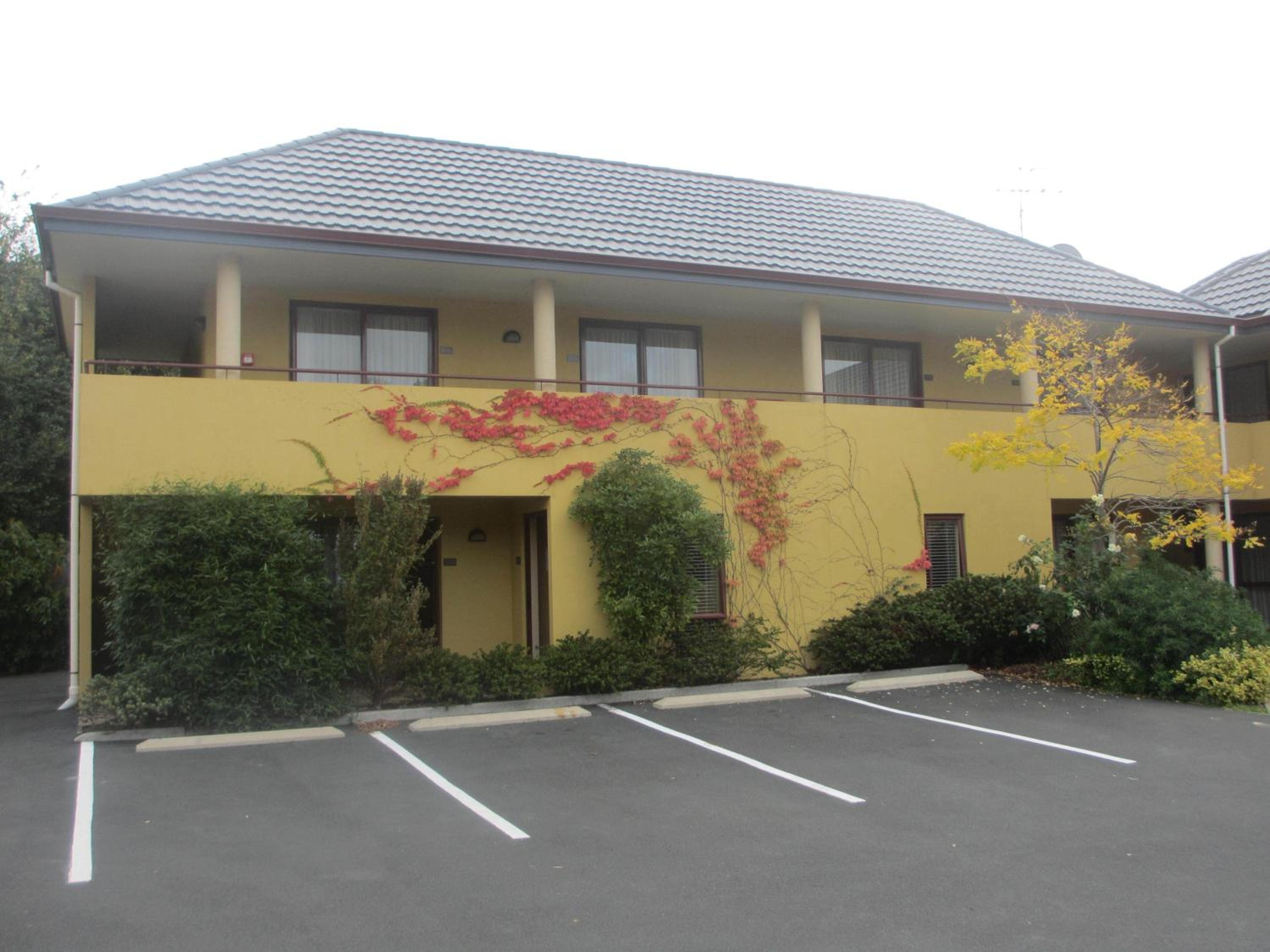 Alhambra Oaks Motor Lodge