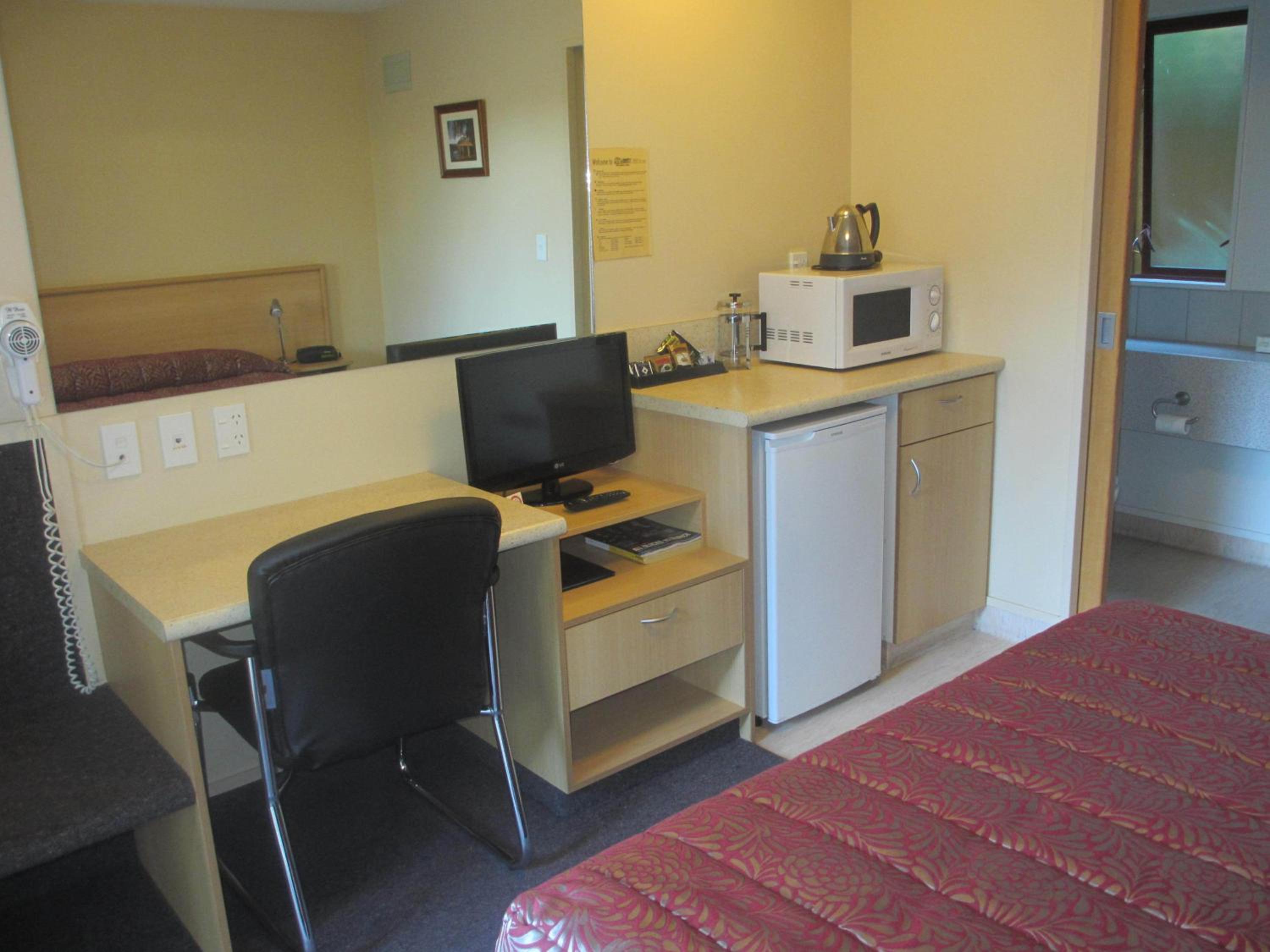 Alhambra Oaks Motor Lodge