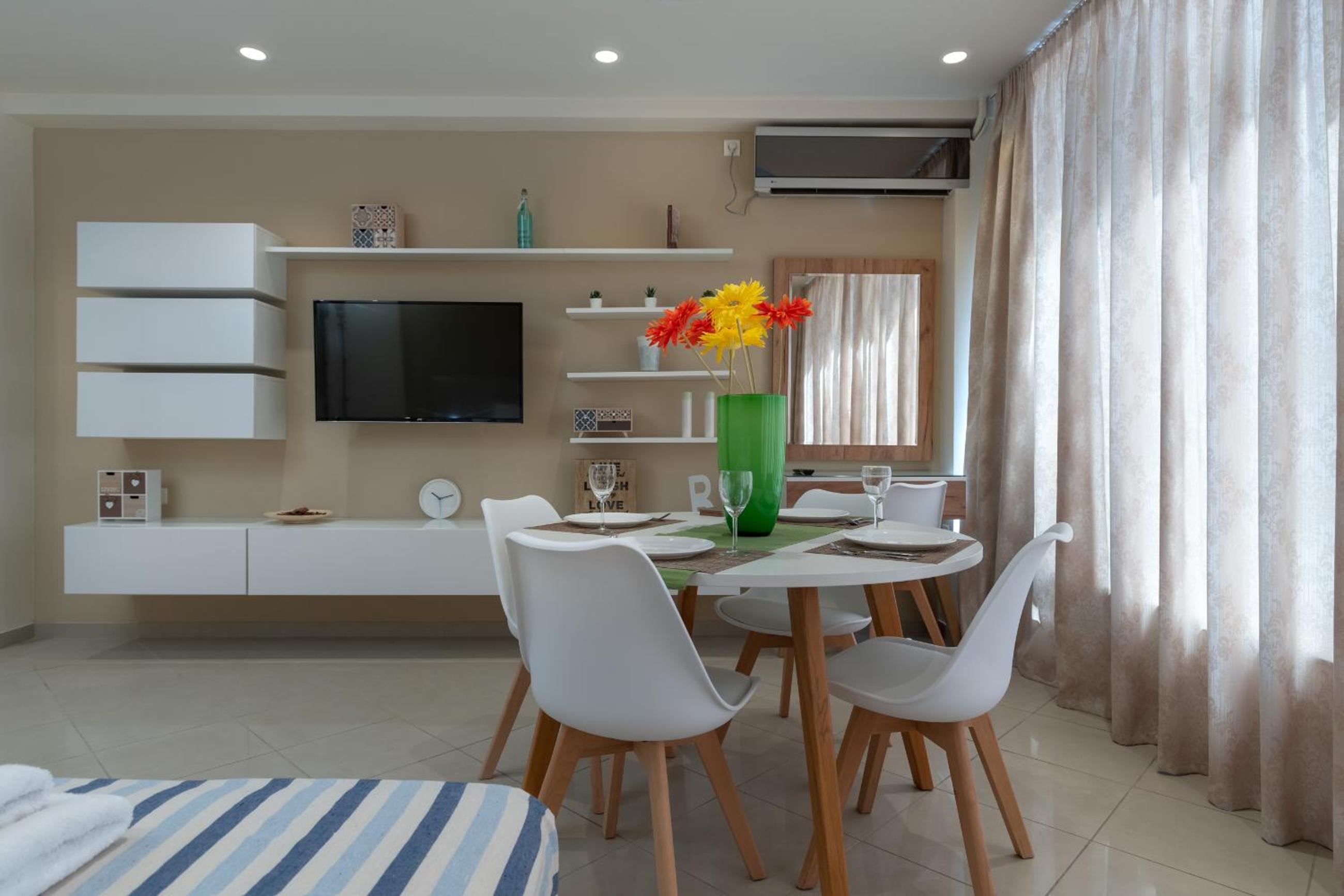Amazing Apartments @ Monastiraki Subway Station