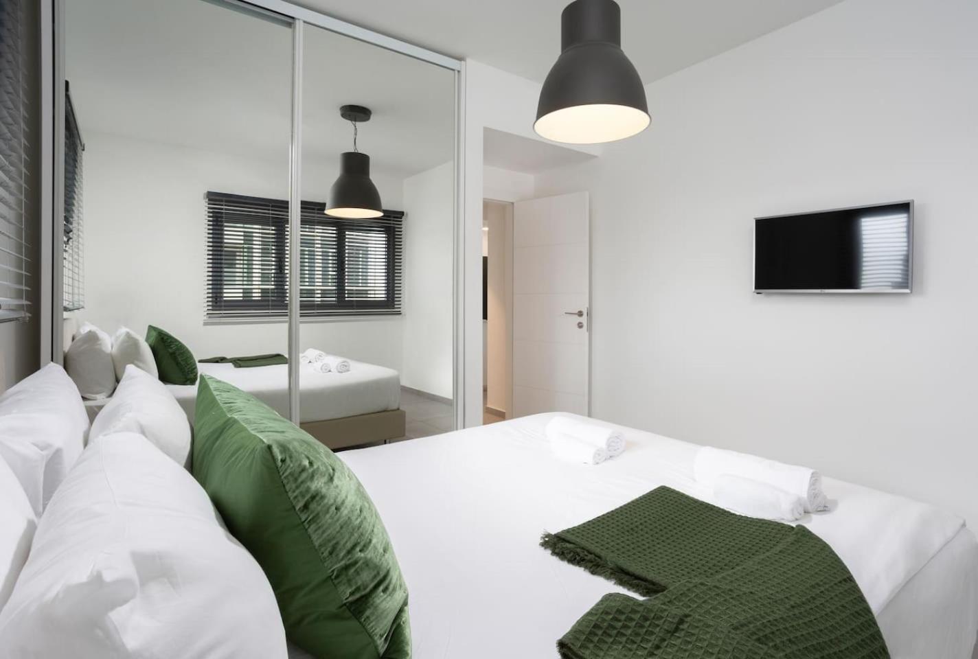Spacious 3BR Penthouse with Jacuzzi on Rosthchild by HolyGuest
