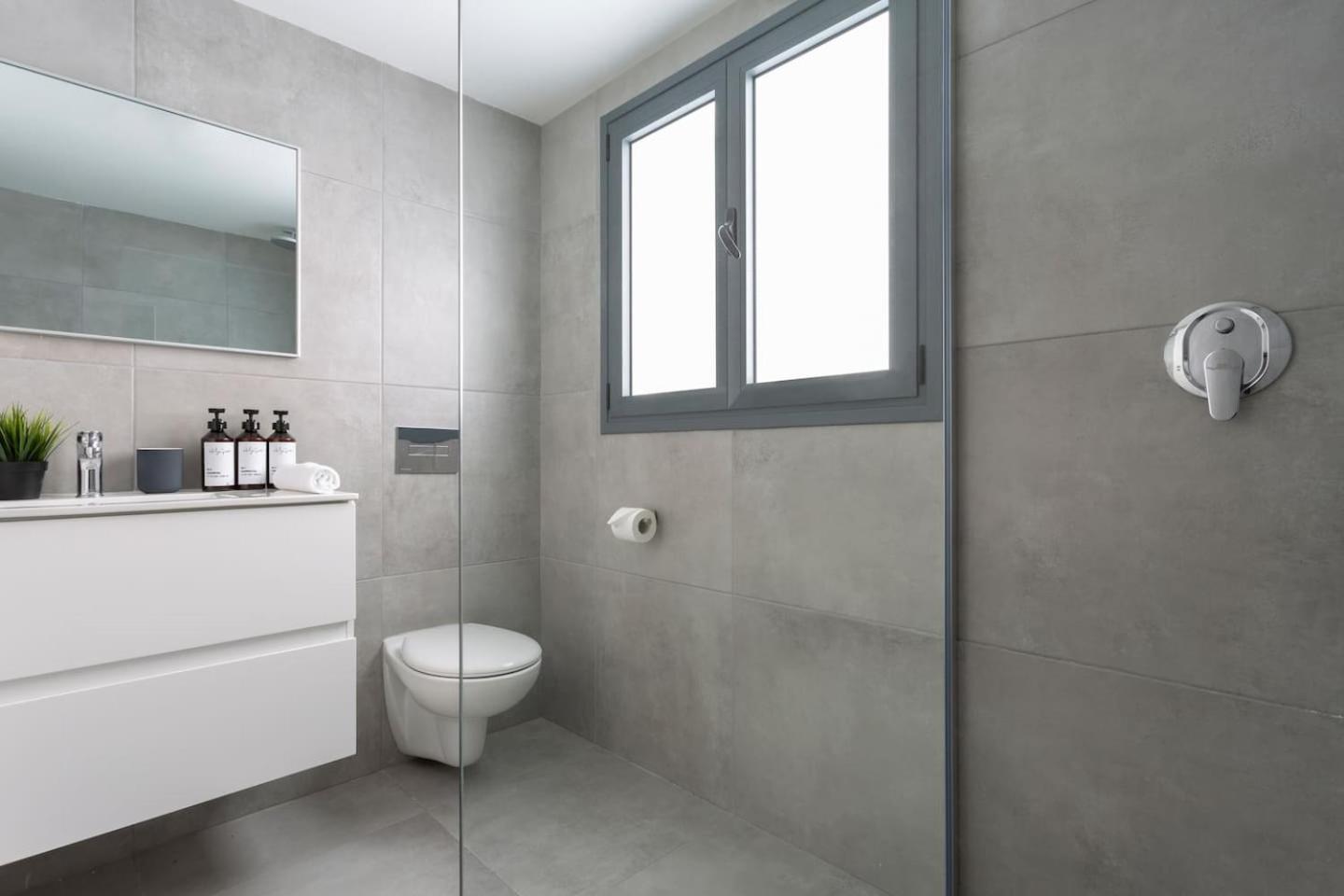 Spacious 3BR Penthouse with Jacuzzi on Rosthchild by HolyGuest