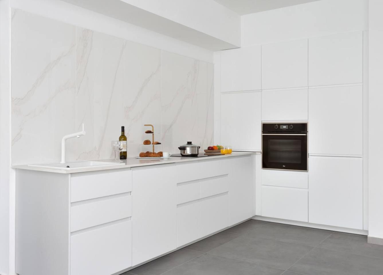 Spacious 3BR Penthouse with Jacuzzi on Rosthchild by HolyGuest