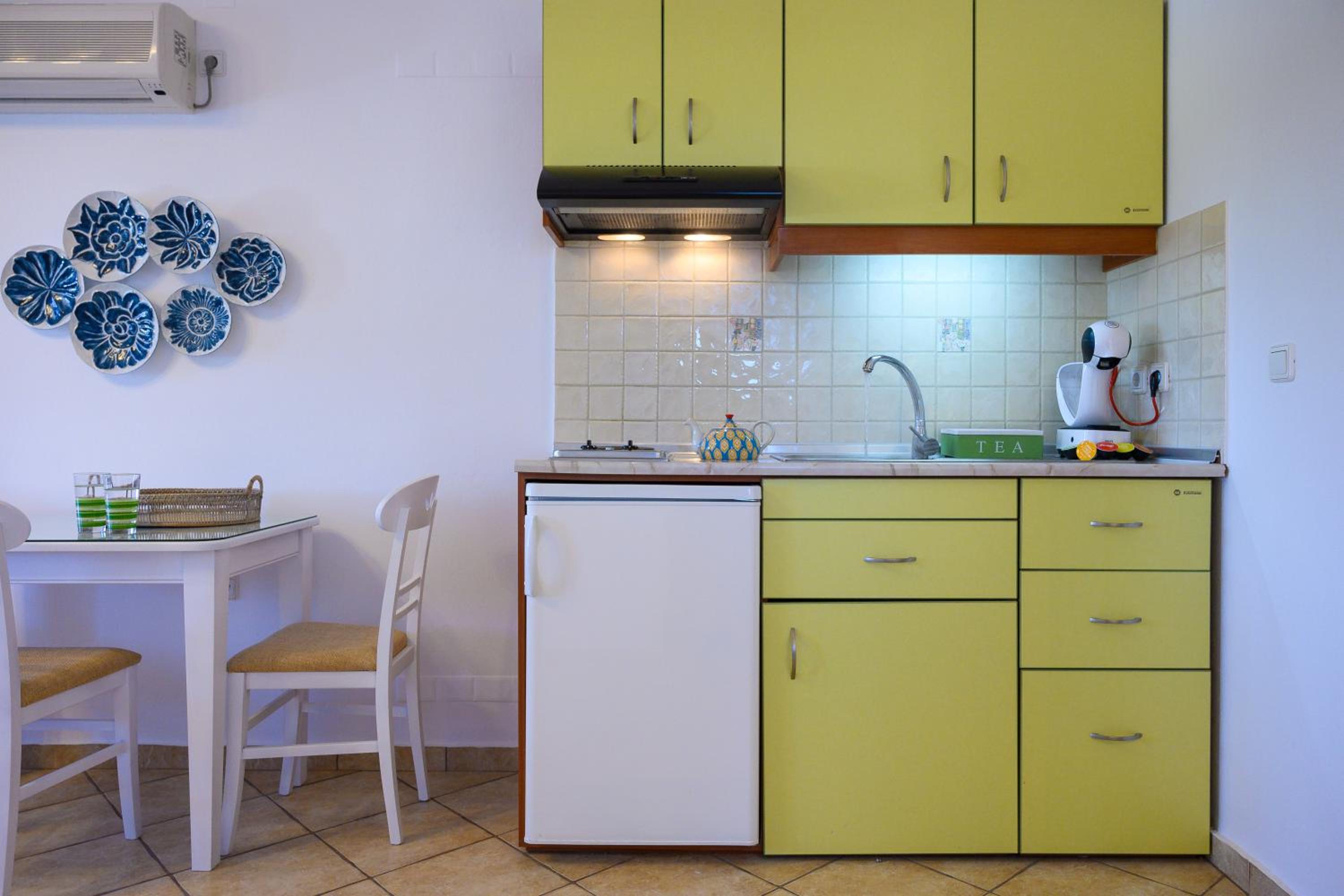 Mirabeli Apartments & Suites