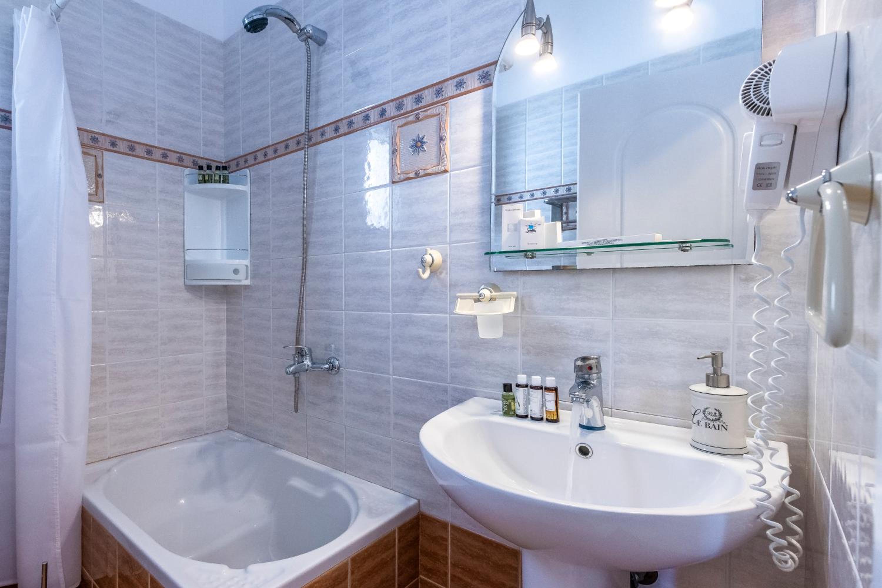 Mirabeli Apartments & Suites