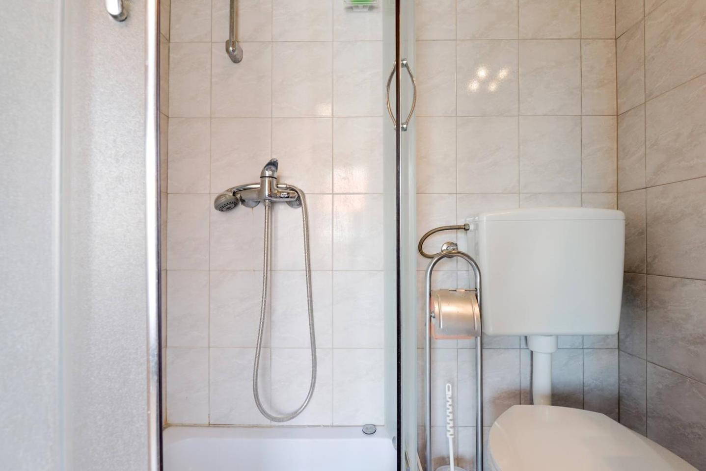Rooms & Apartment Hegic with parking