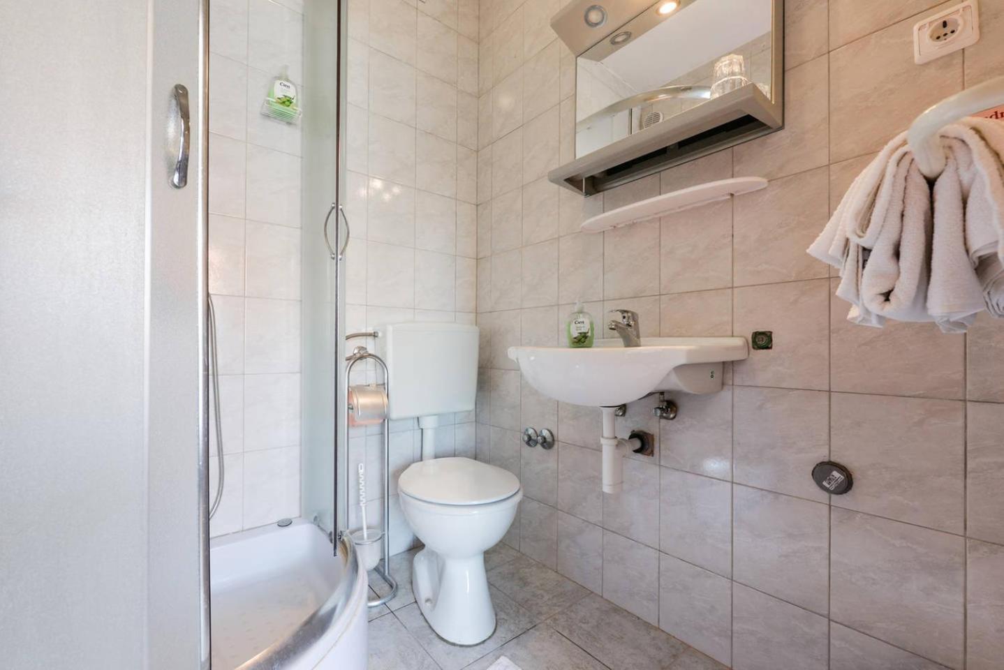 Rooms & Apartment Hegic with parking