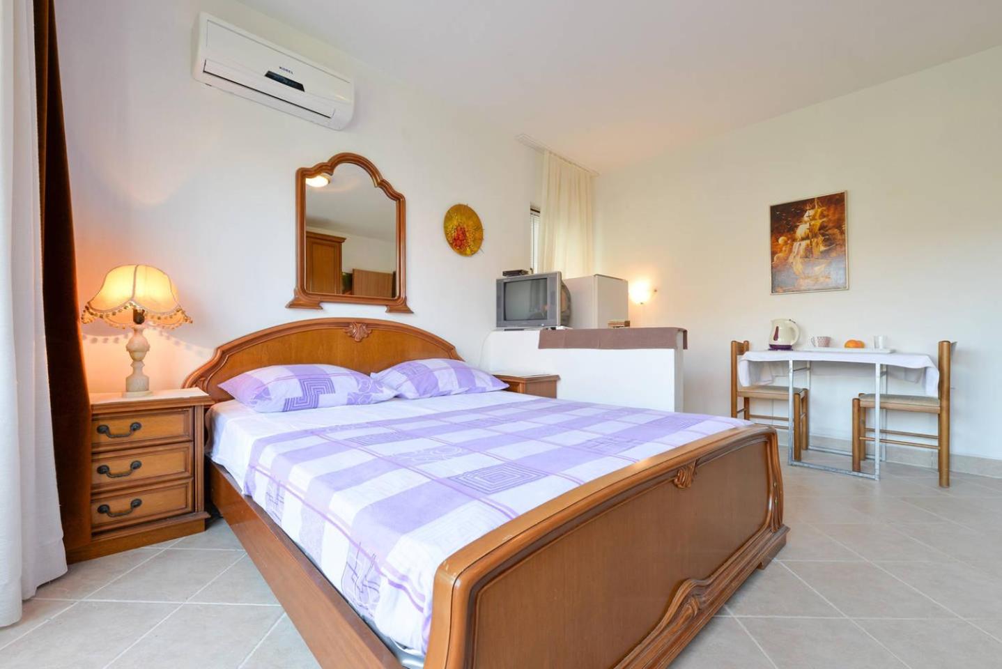 Rooms & Apartment Hegic with parking