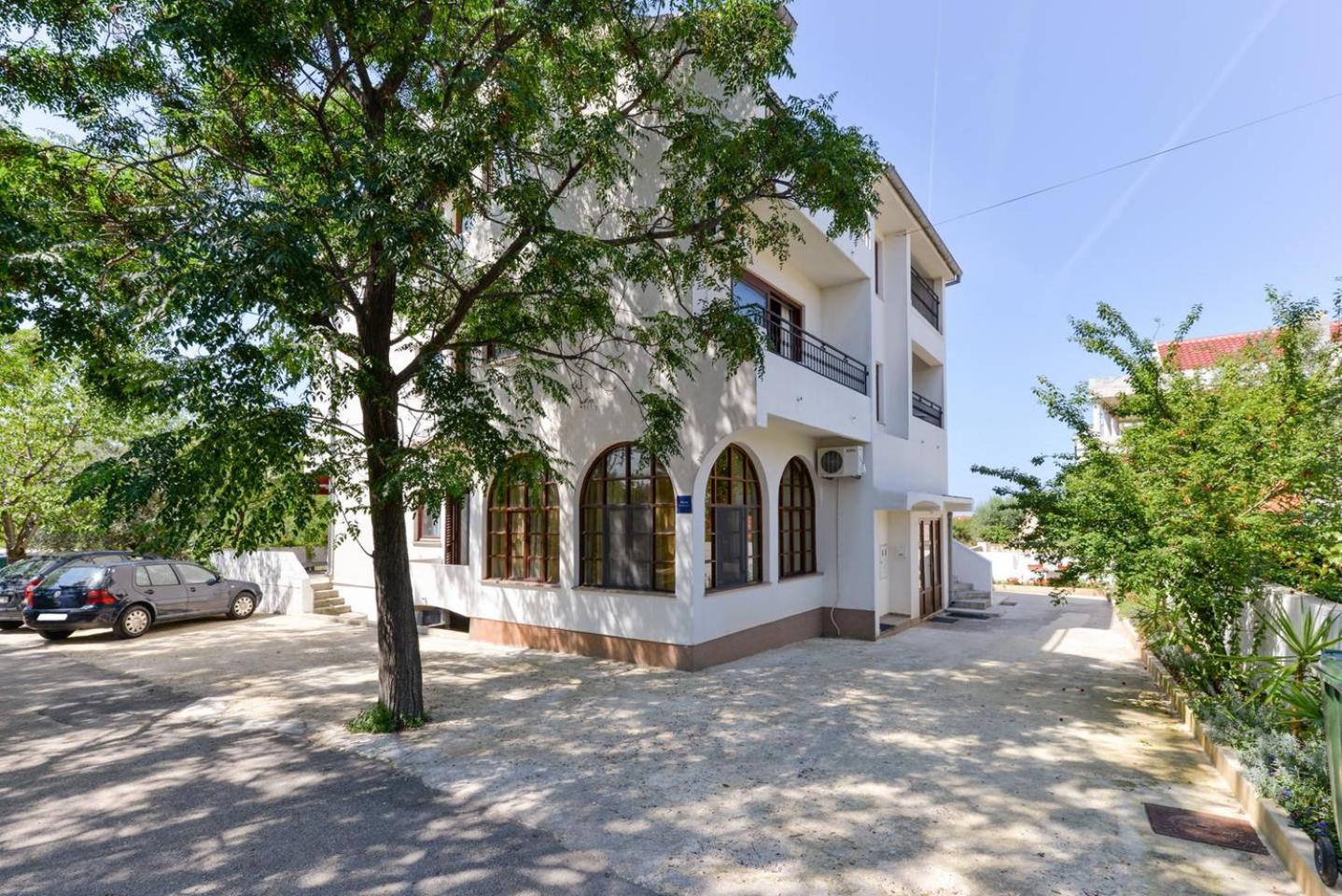 Rooms & Apartment Hegic with parking