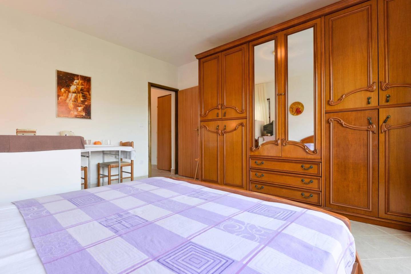 Rooms & Apartment Hegic with parking