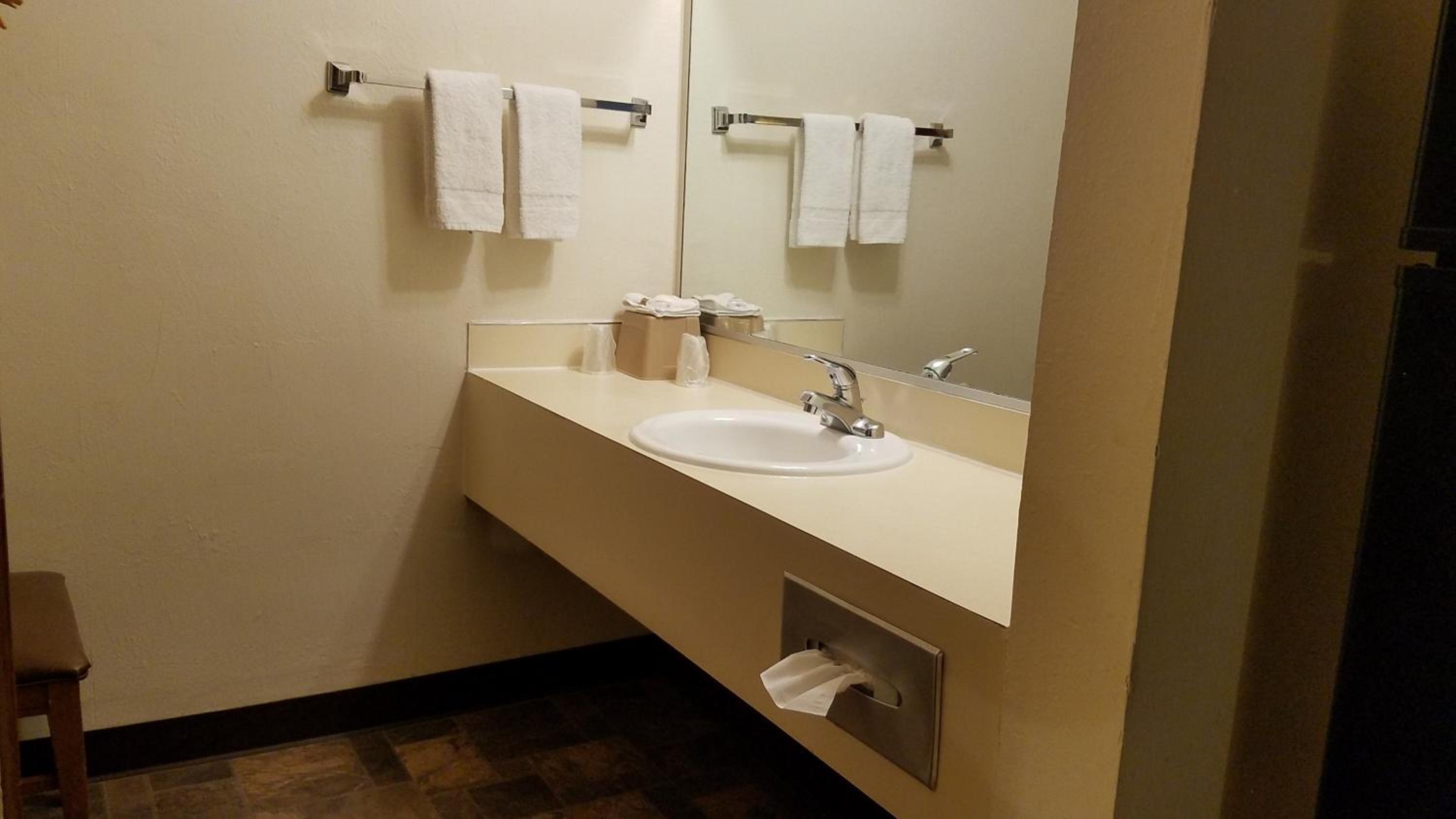 La Grande Vacations - Royal Motor Inn - Property Image 3