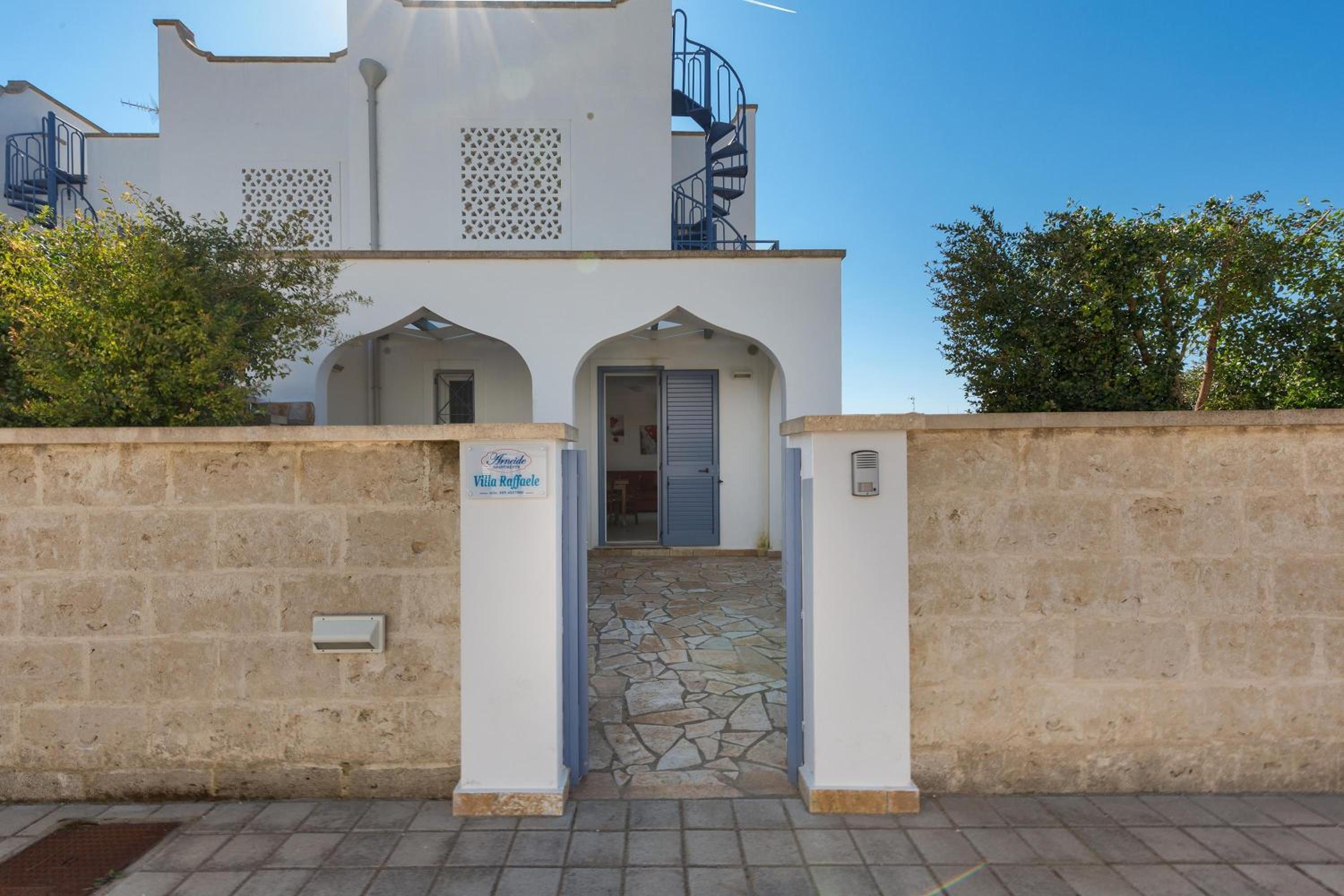 Villetta Raffaele by BarbarHouse en Torre Lapillo — building